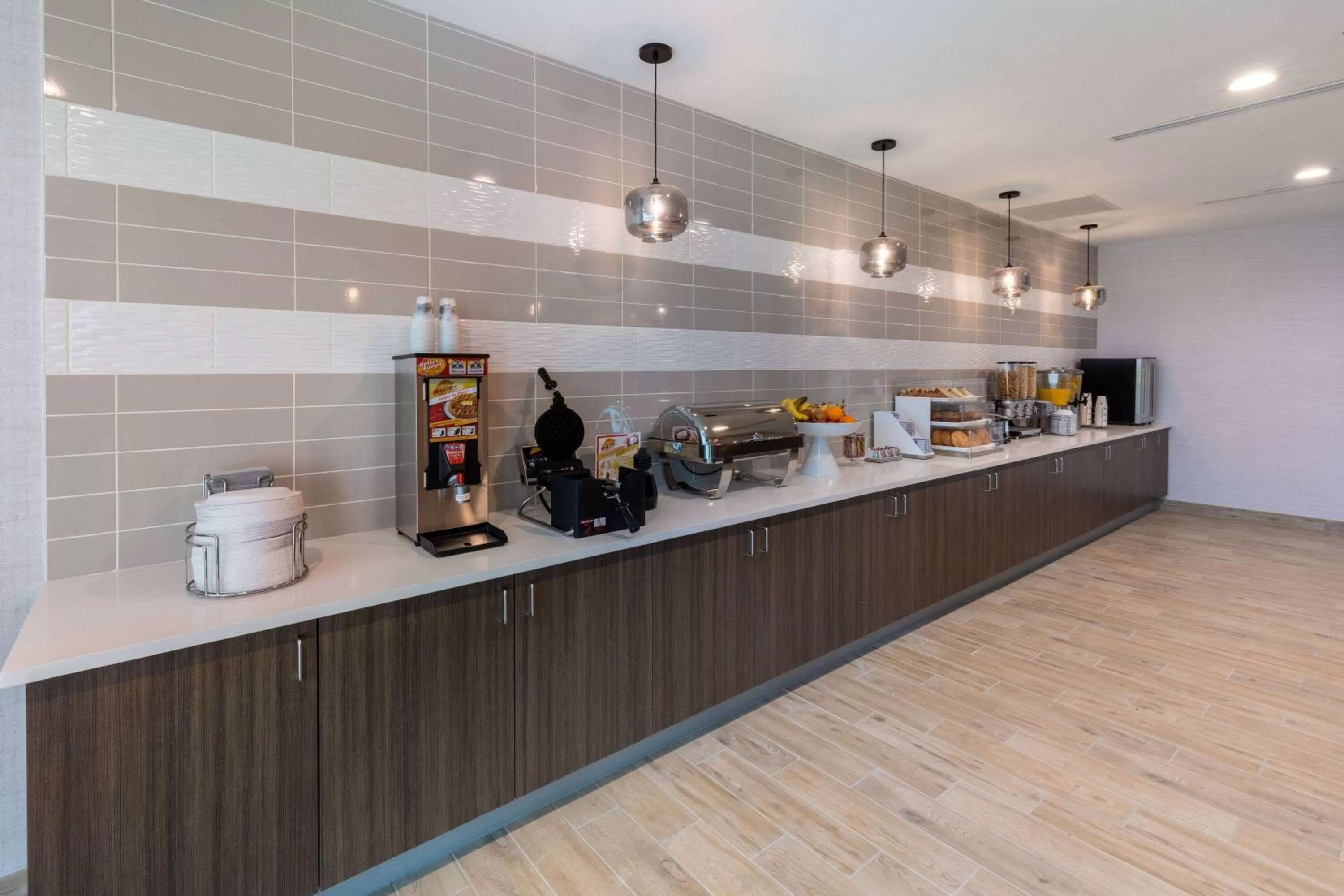 Breakfast in La Quinta Inn & Suites by Wyndham Round Rock near Kalahari