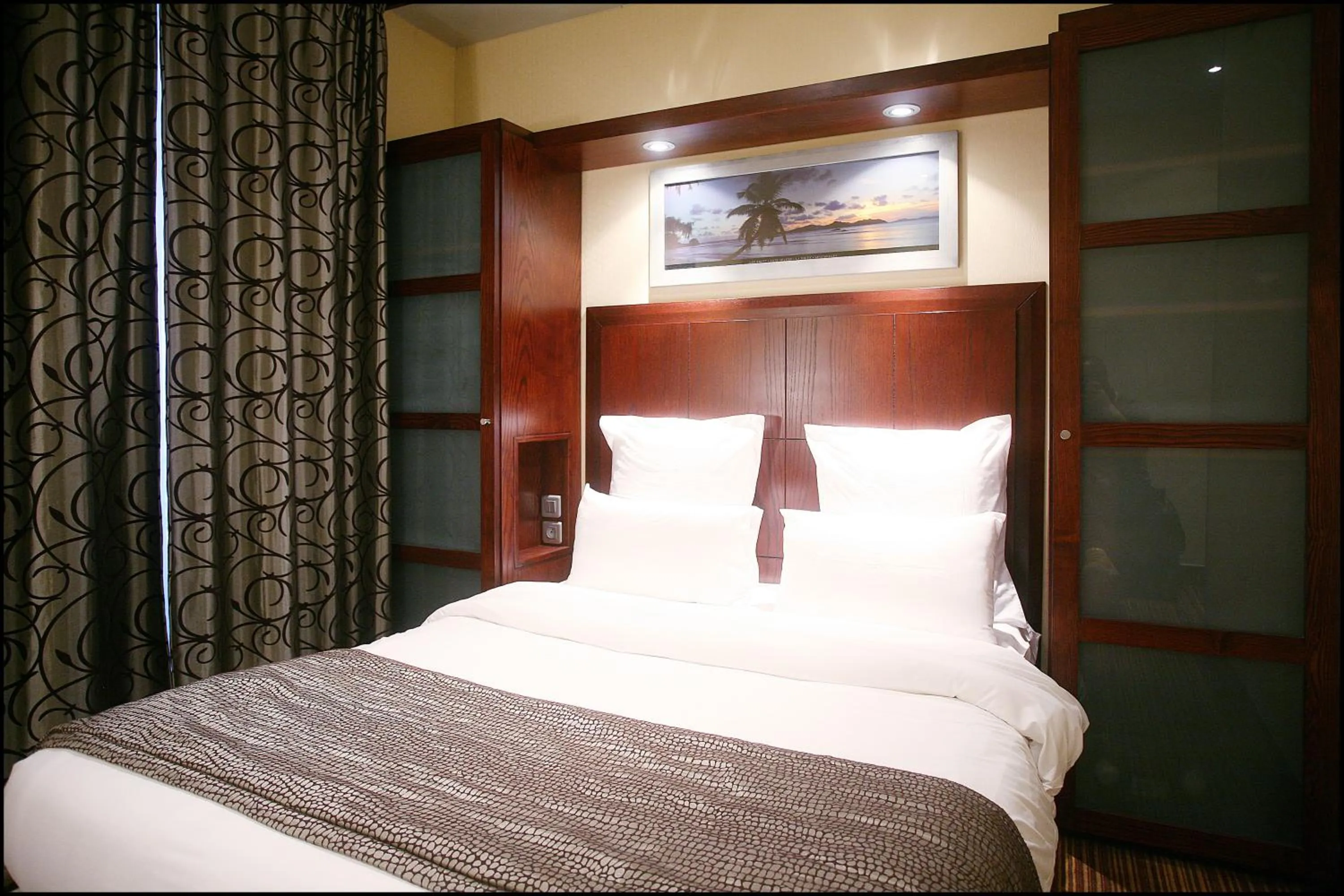 Bed in Grand Hotel Francais