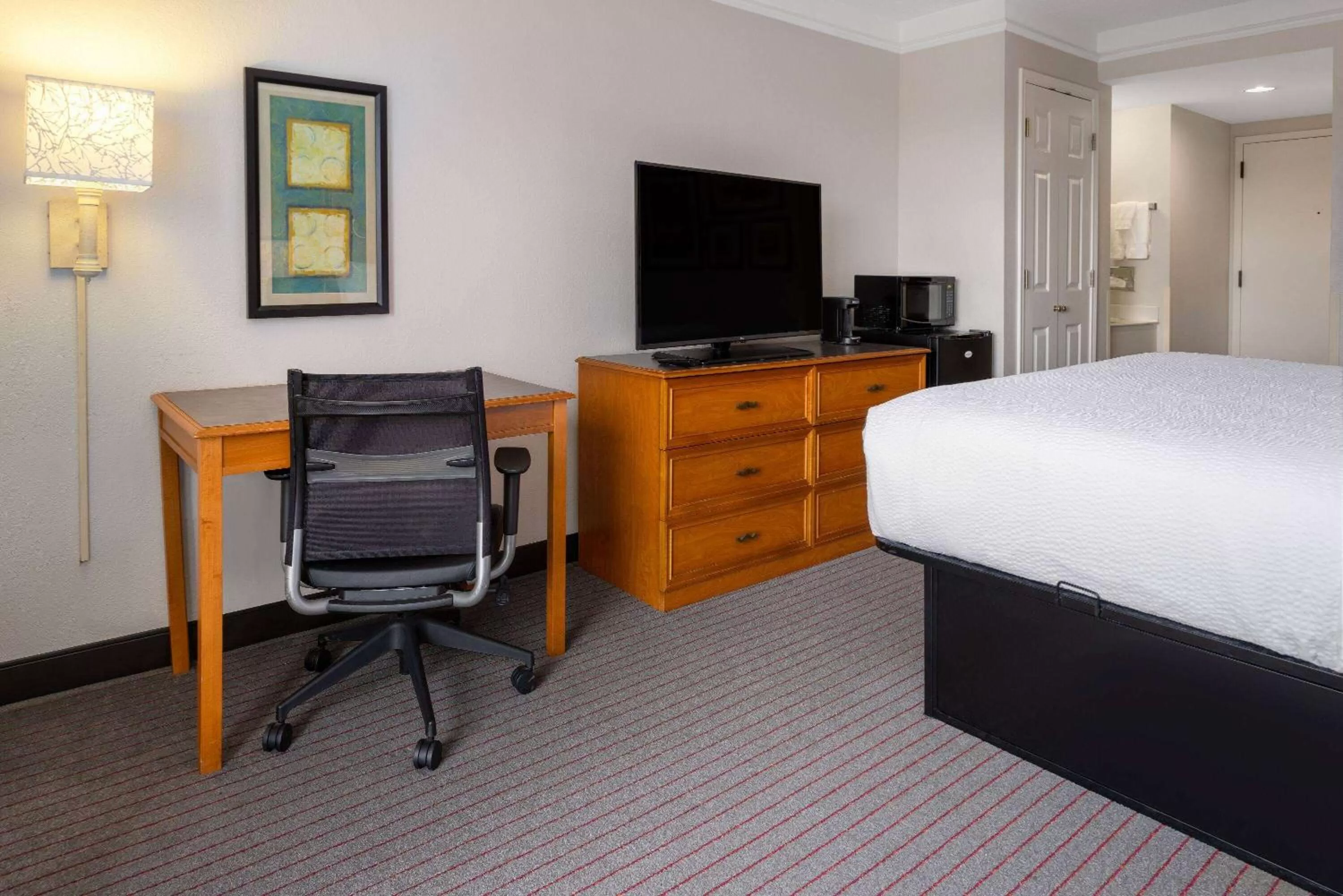 Photo of the whole room, Bed in La Quinta Inn & Suites by Wyndham Kingsport TriCities