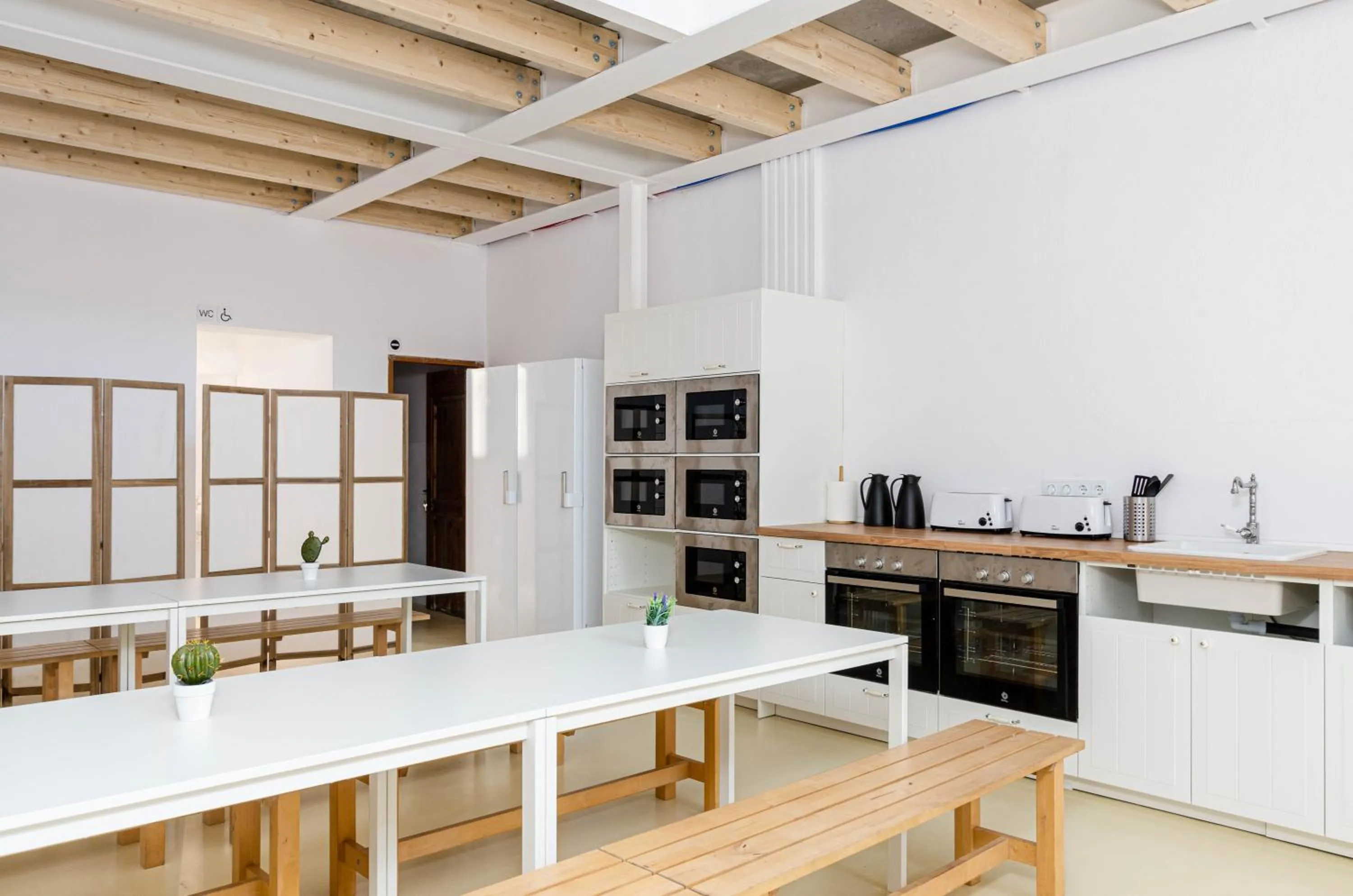 Kitchen or kitchenette in Urban Hostel Palma - Albergue Juvenil - Youth Hostel