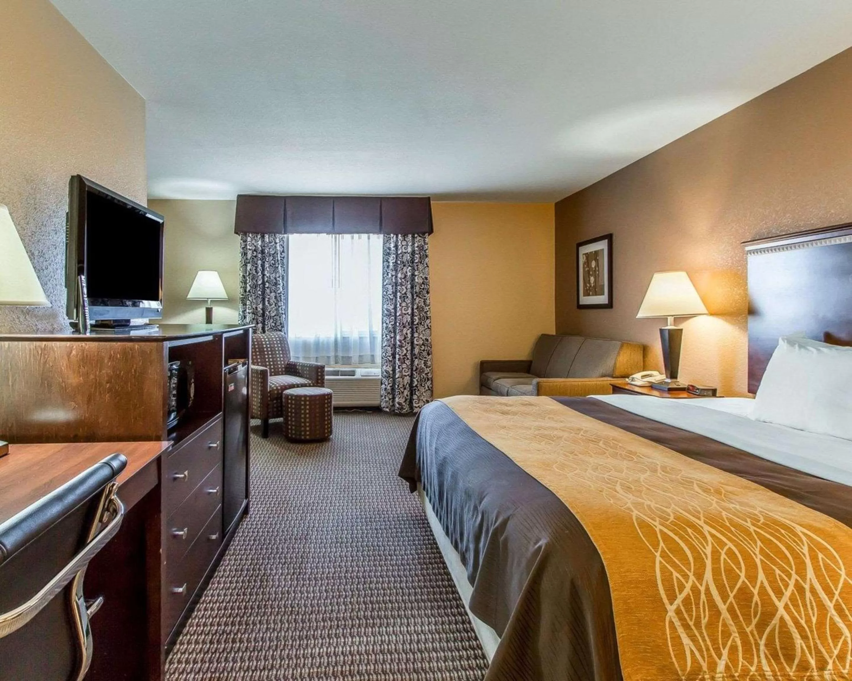 Photo of the whole room, Bed in Quality Inn & Suites Mount Pleasant