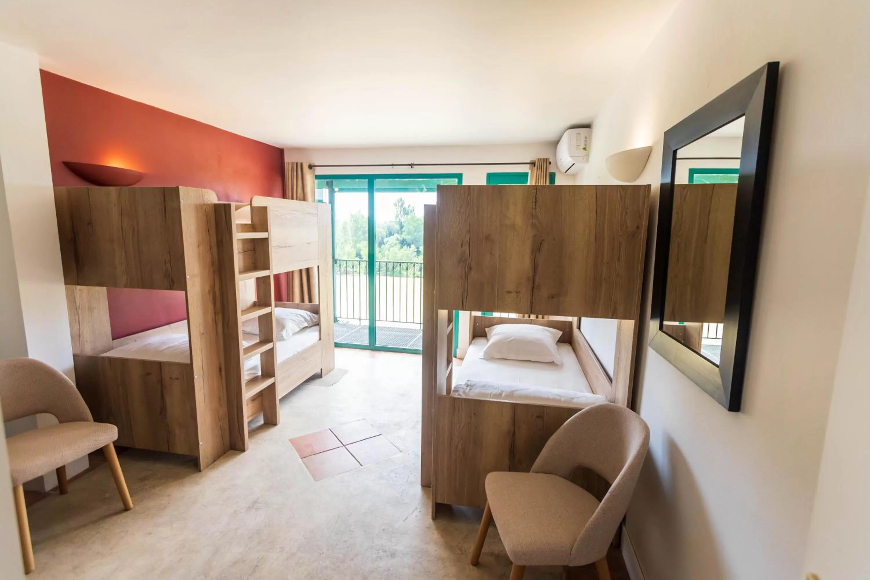 Bed in CÔTE GARONNE le BALCON DES DAMES -hôtel et restaurant- Tonneins Fauillet Marmande - vue panoramique bord de Garonne chambres climatisées