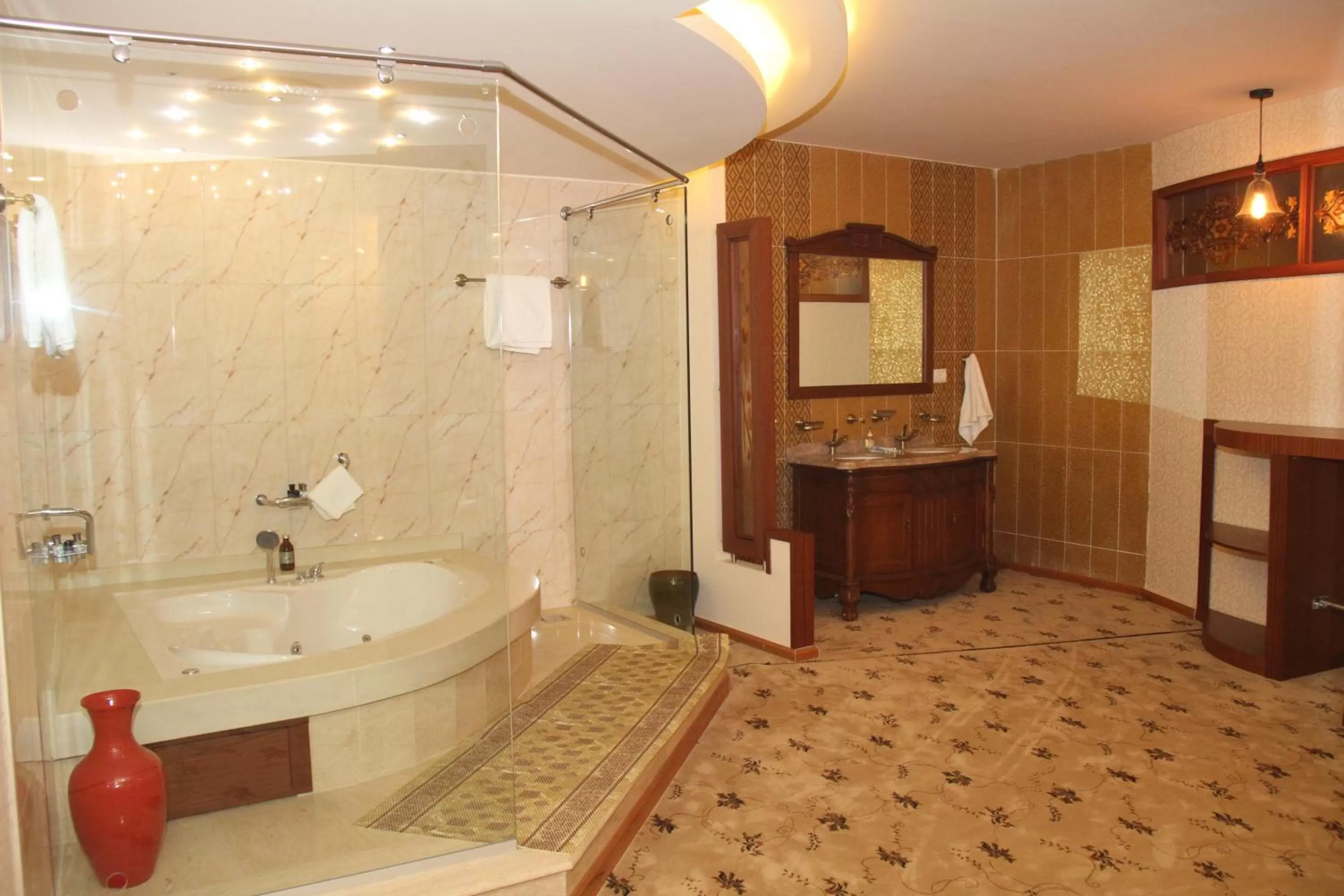 Hot Tub, Bathroom in Saleem Afandi Hotel