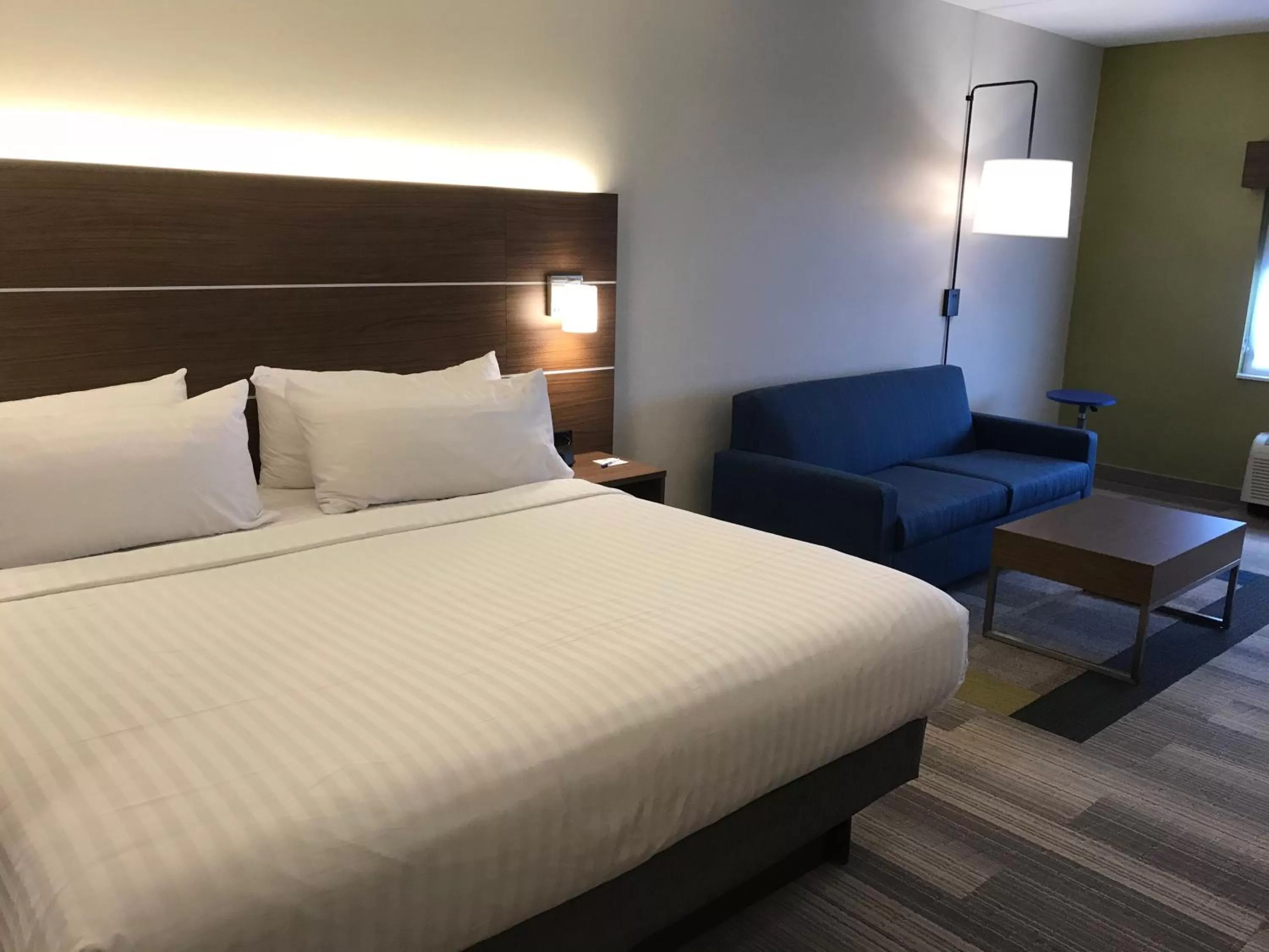 Bed in Holiday Inn Express Rochester-Victor by IHG