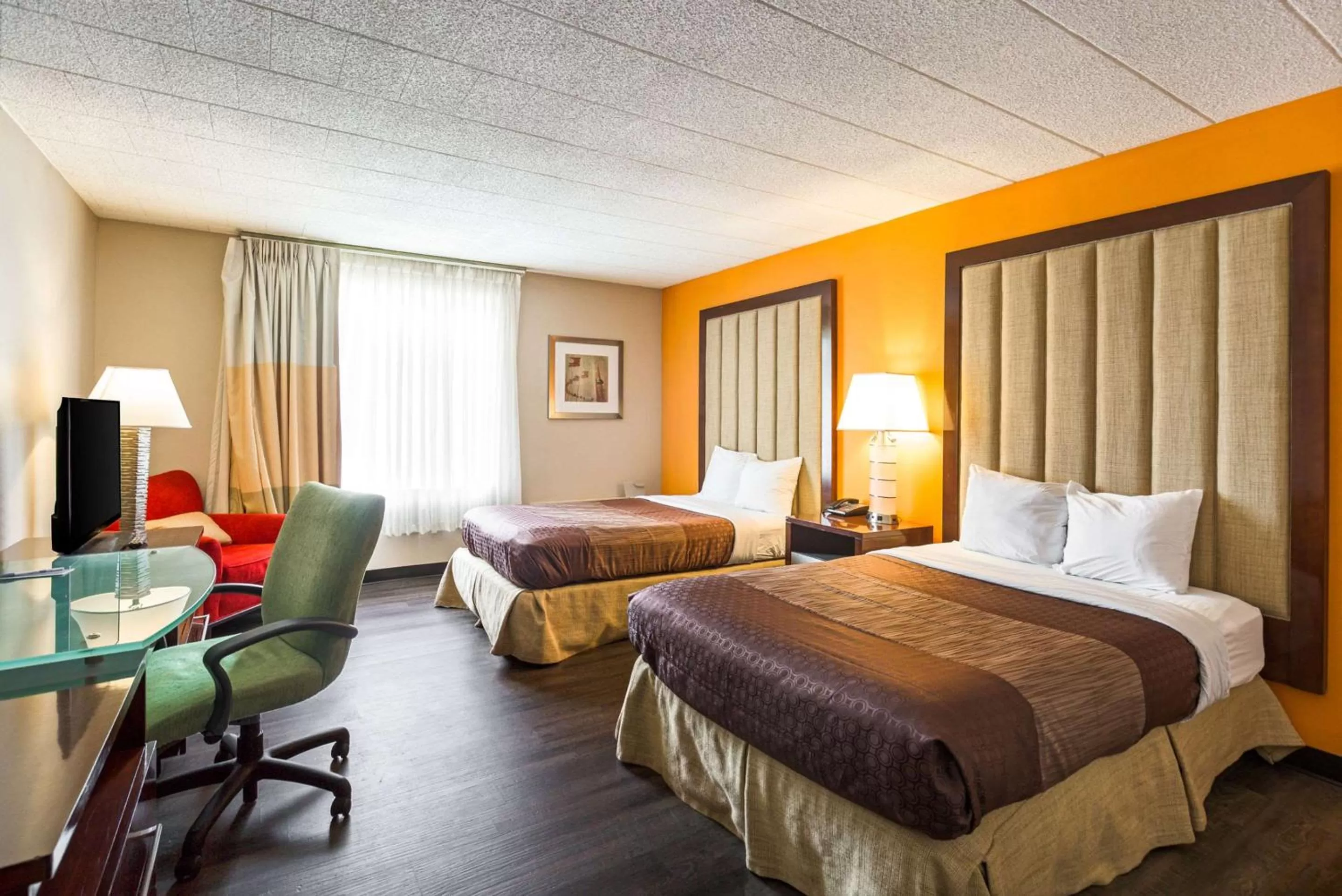 Photo of the whole room, Bed in Fairmount Inn & Suites - Stroudsburg, Poconos