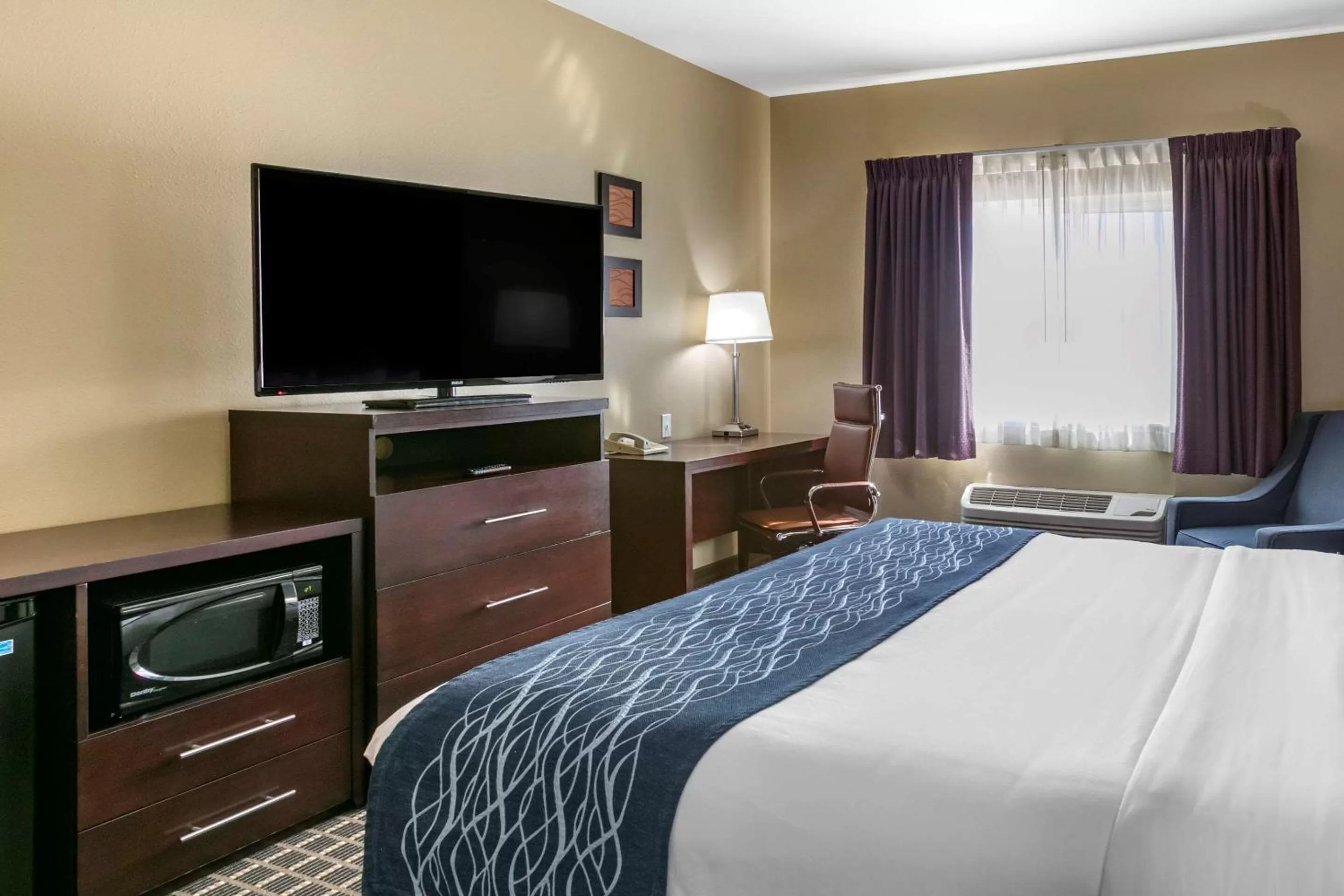 Photo of the whole room, Bed in Comfort Inn Fort Collins North