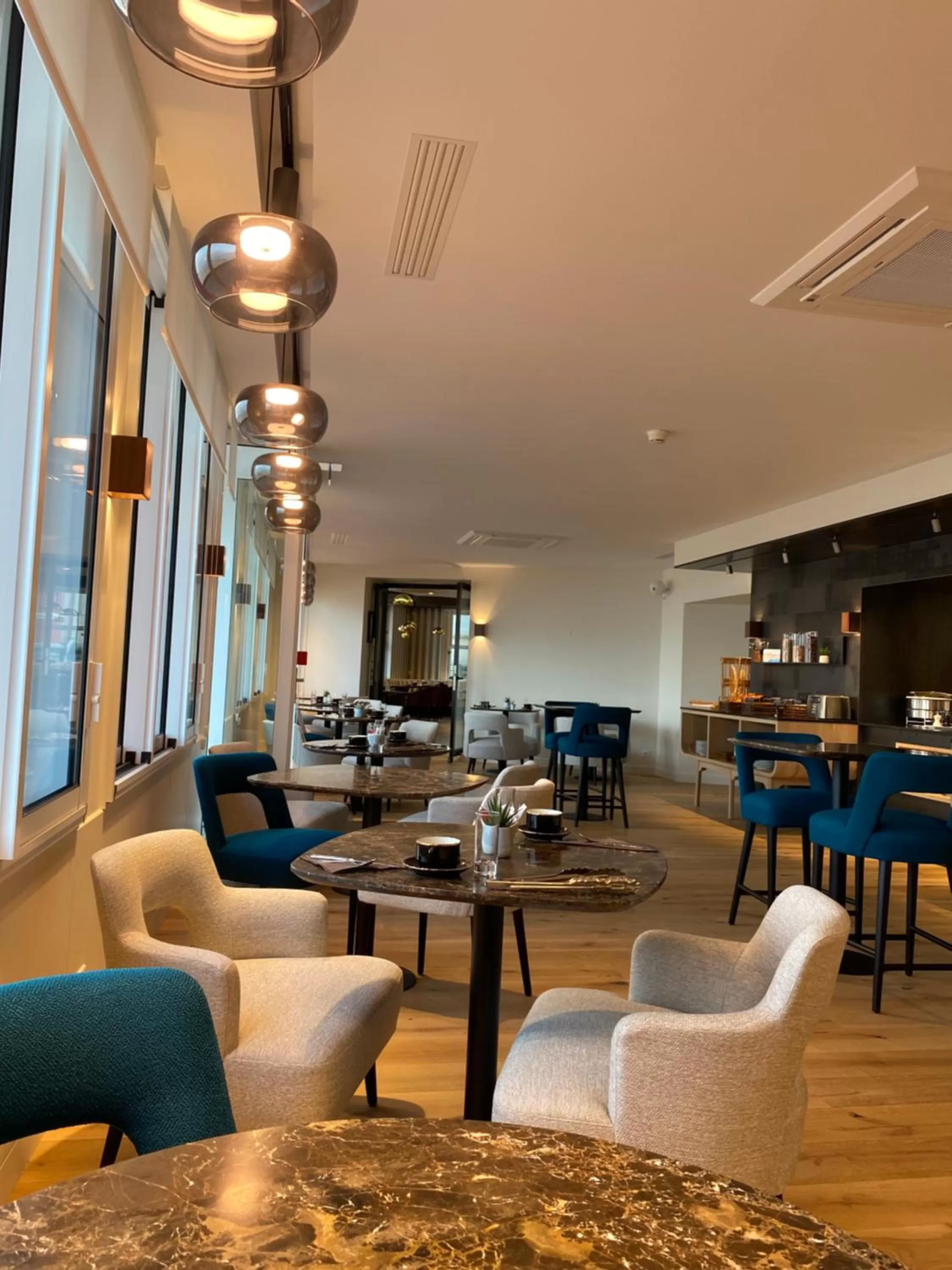 Breakfast, Lounge/Bar in Hôtel de la Plage - Saint Jean de Luz