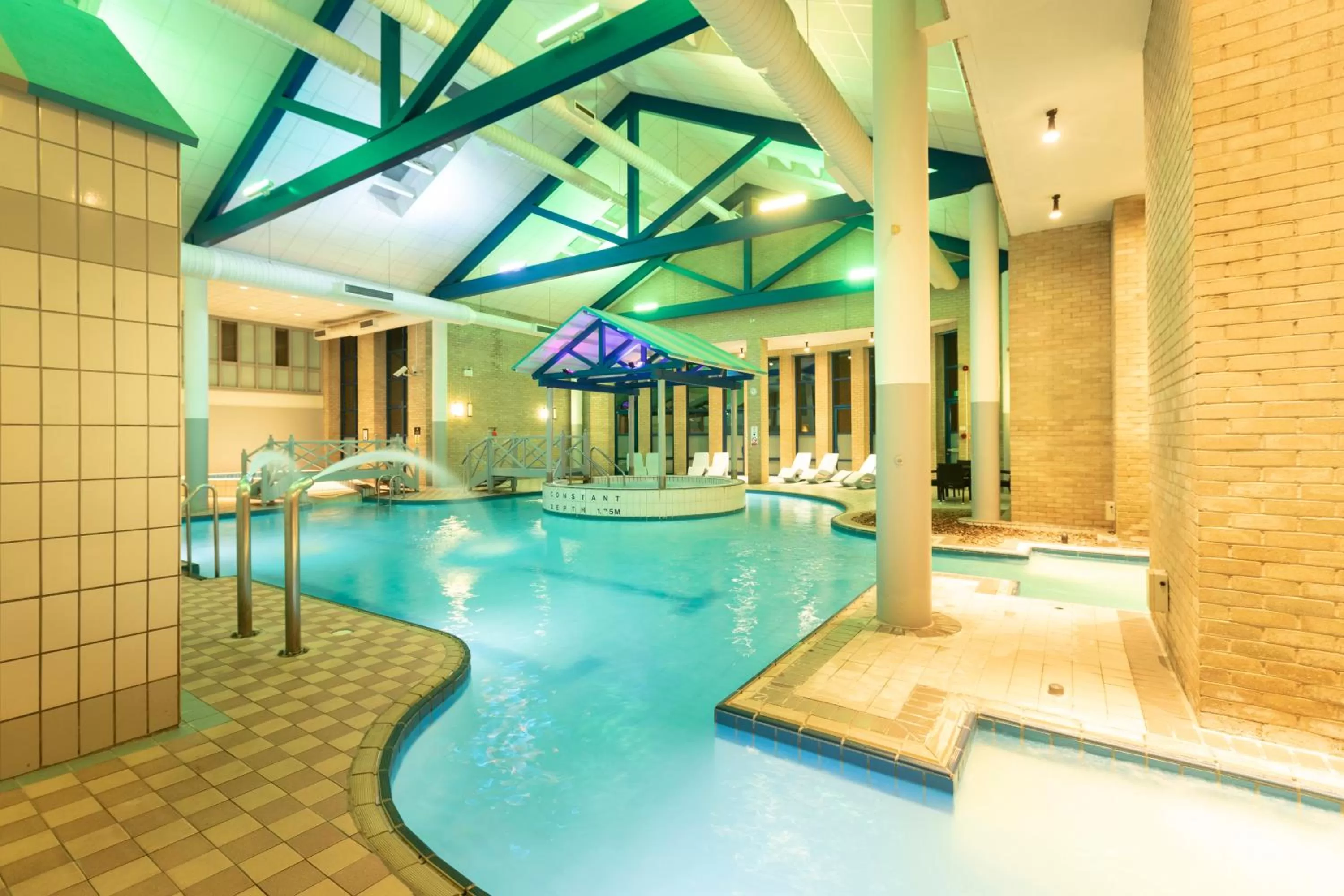 Swimming pool in Gloucester Robinswood Hotel, BW Signature Collection