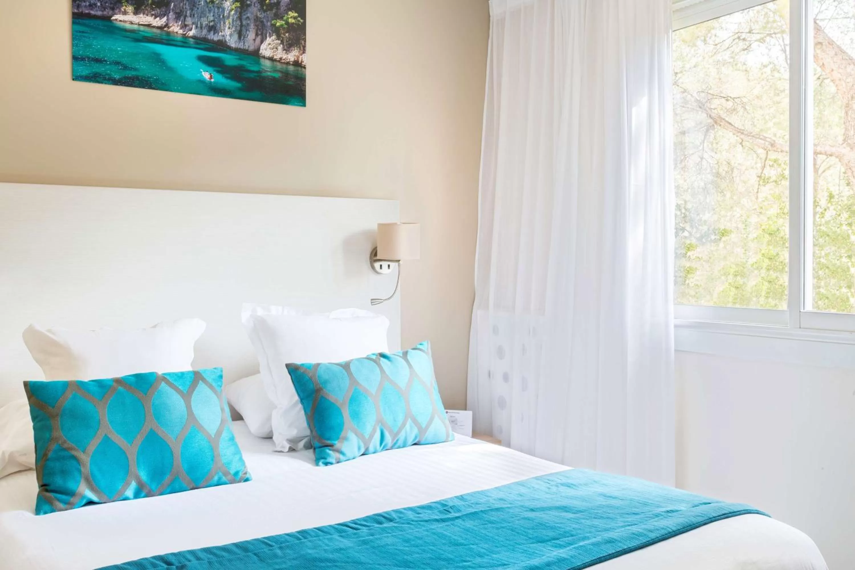 Photo of the whole room, Bed in Best Western Plus Hôtel la Rade