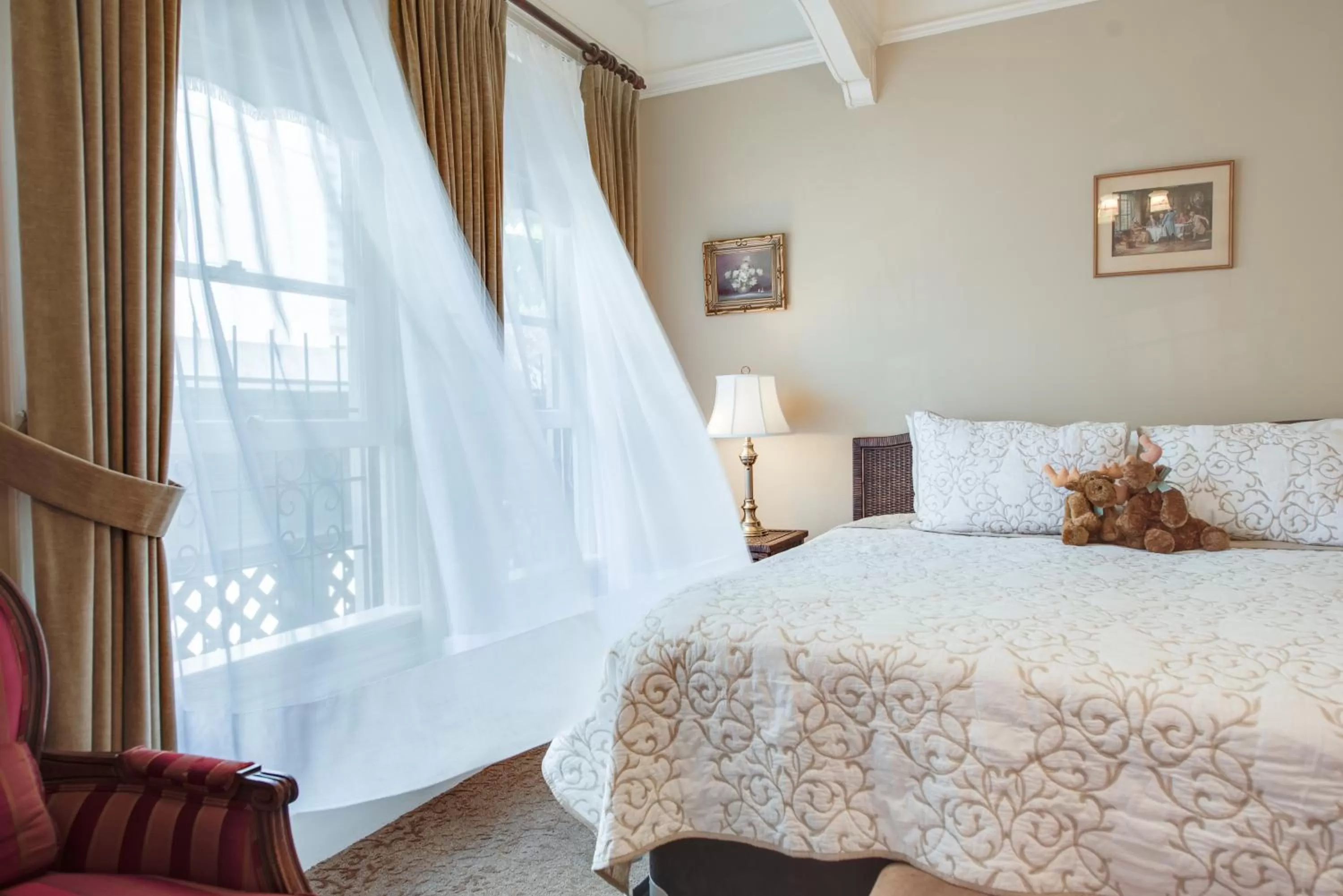 Bed in O Canada House Bed & Breakfast