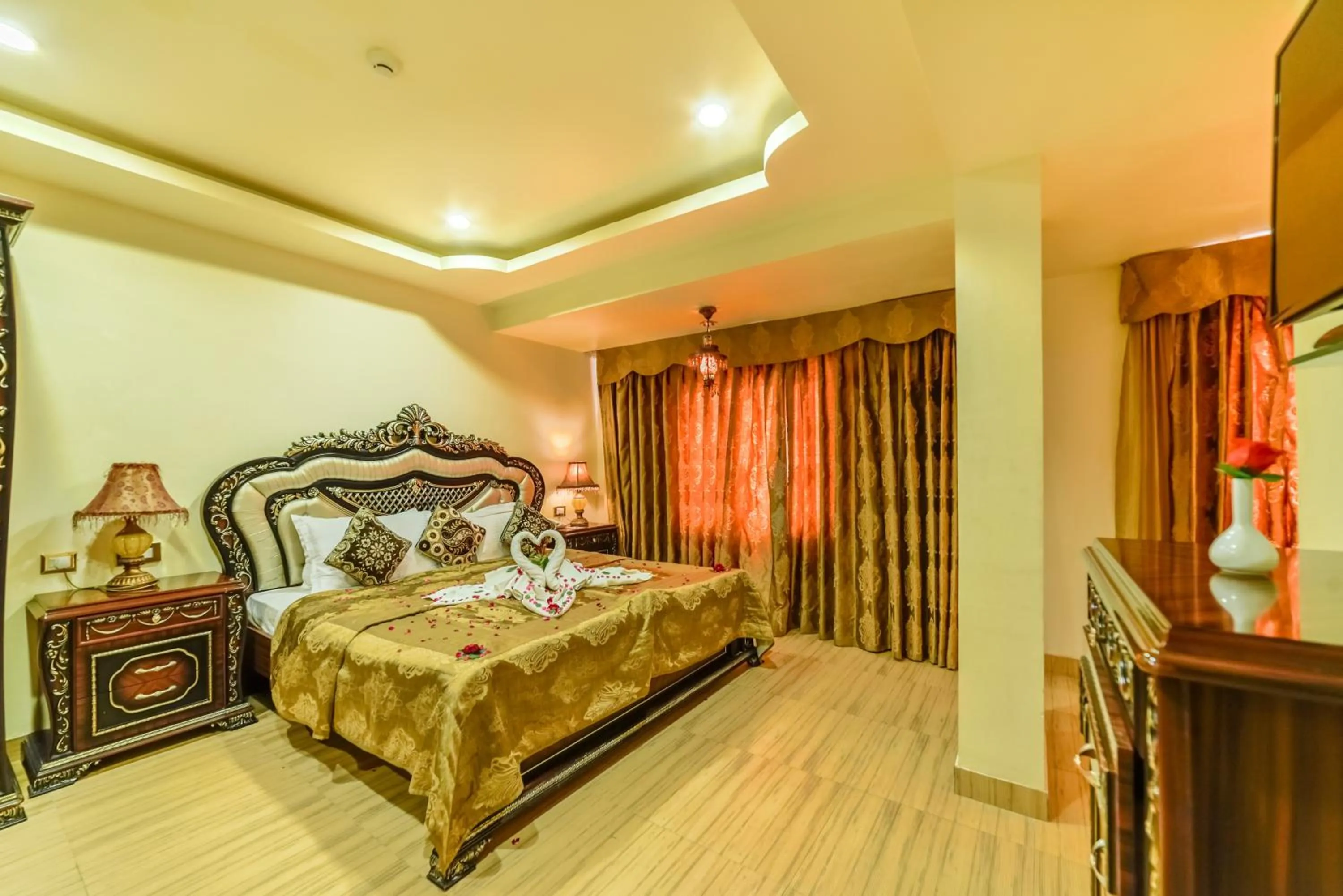 Bed in Chokhi Dhani The Palace Hotel