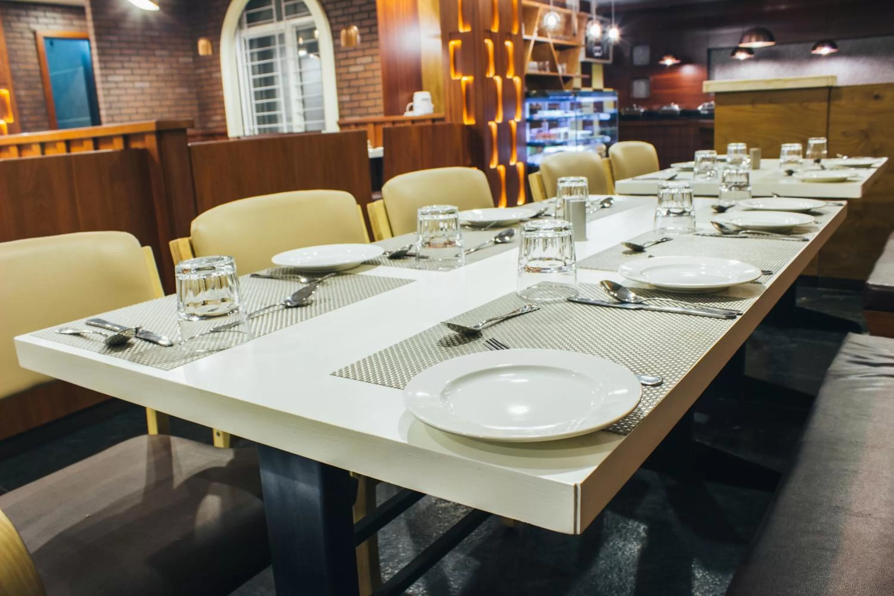 Restaurant/places to eat in Ambaari hotel