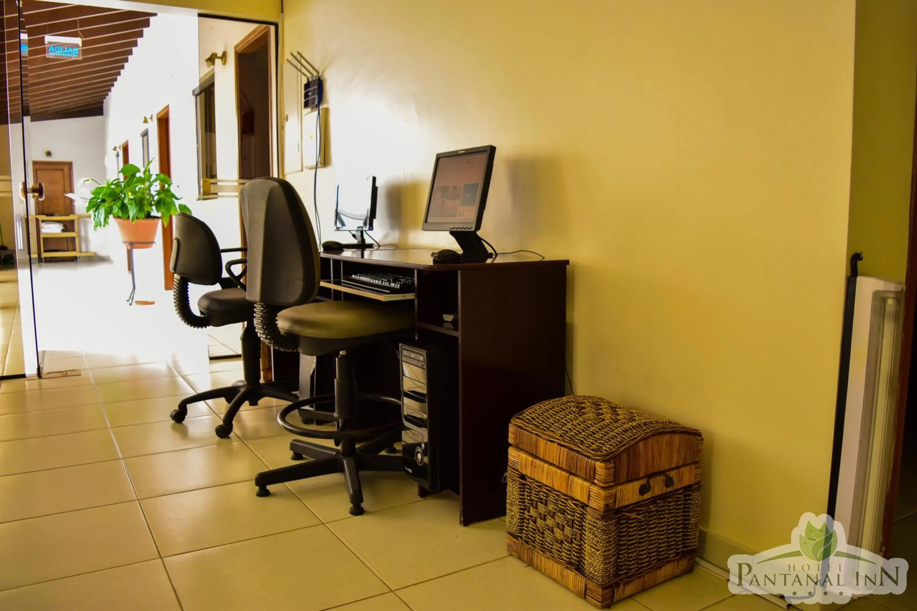 Library in Hotel Pantanal Inn