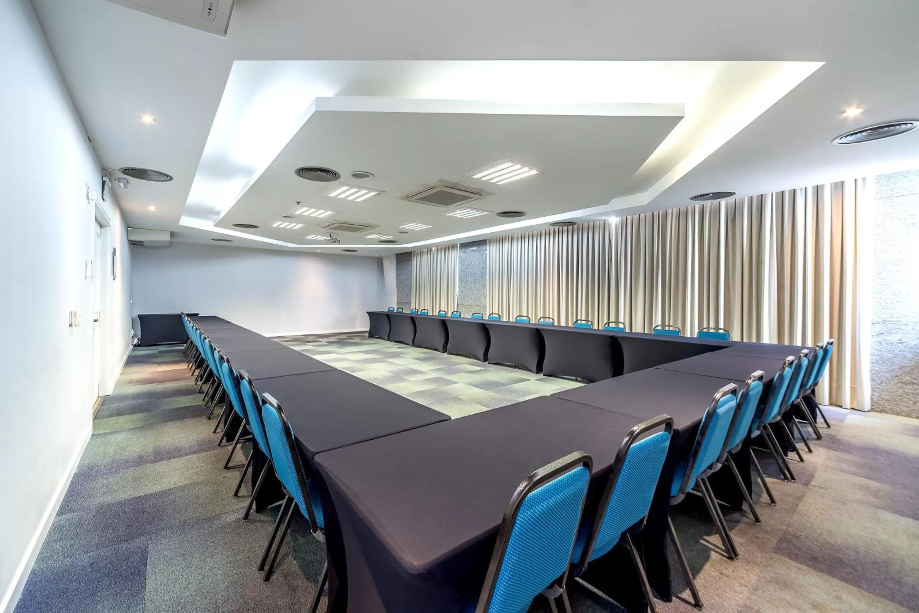 Meeting/conference room in Manhattan Porto Alegre by Mercure - 5 minutos do Hospital Moinhos de Vento