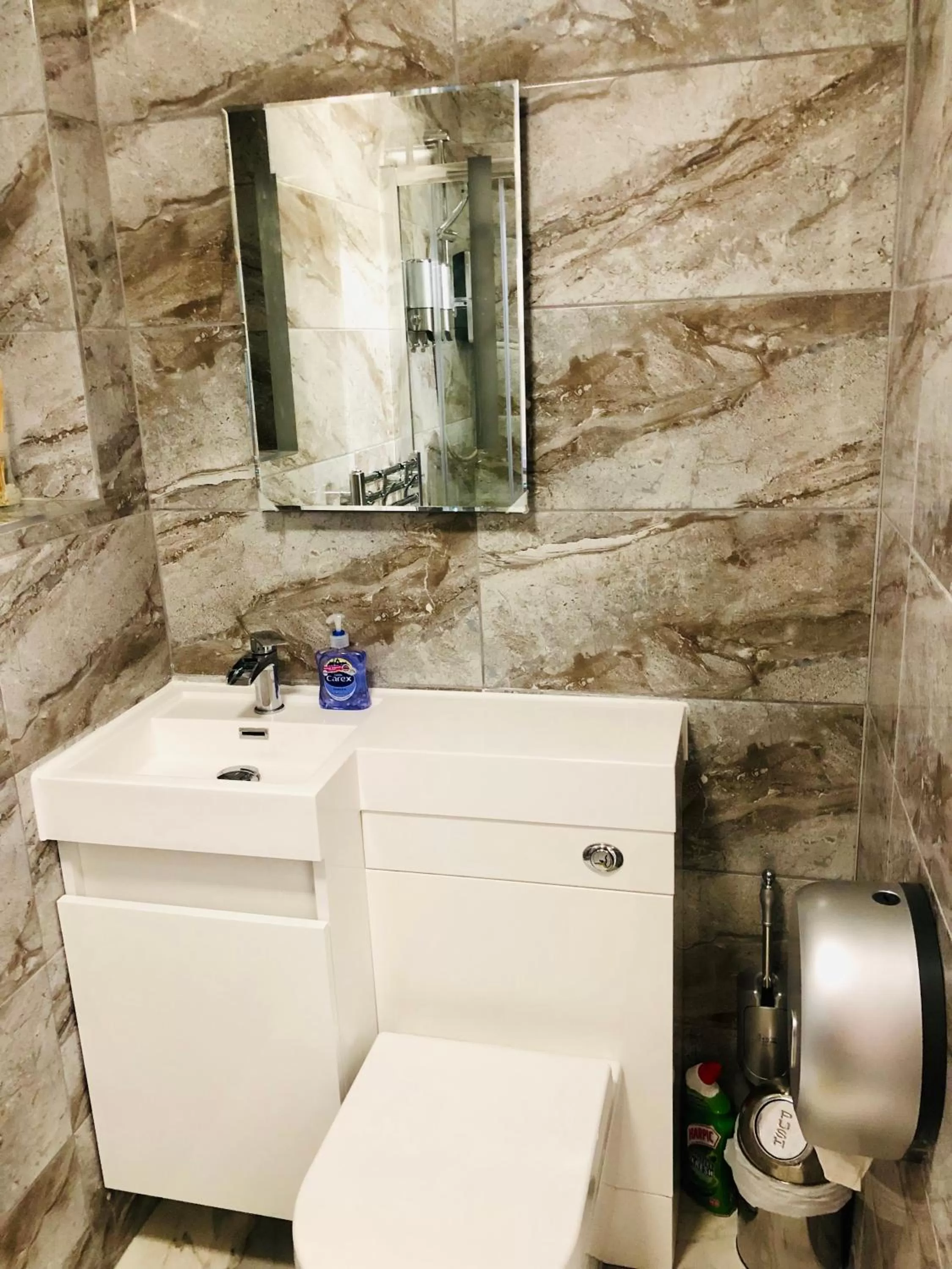 Toilet in Oxford Studios