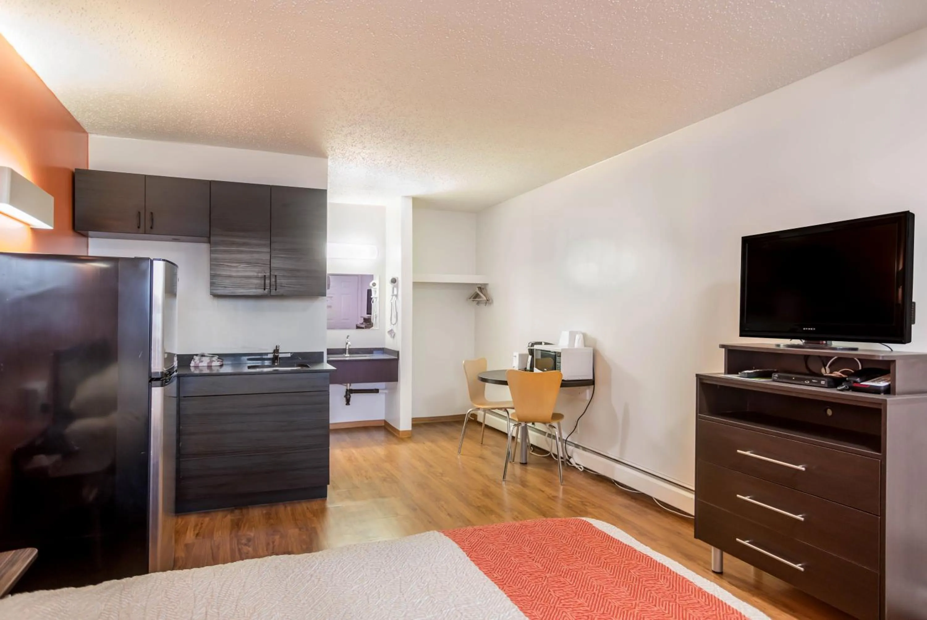 Kitchen or kitchenette in Motel Bo-Camrose, AB