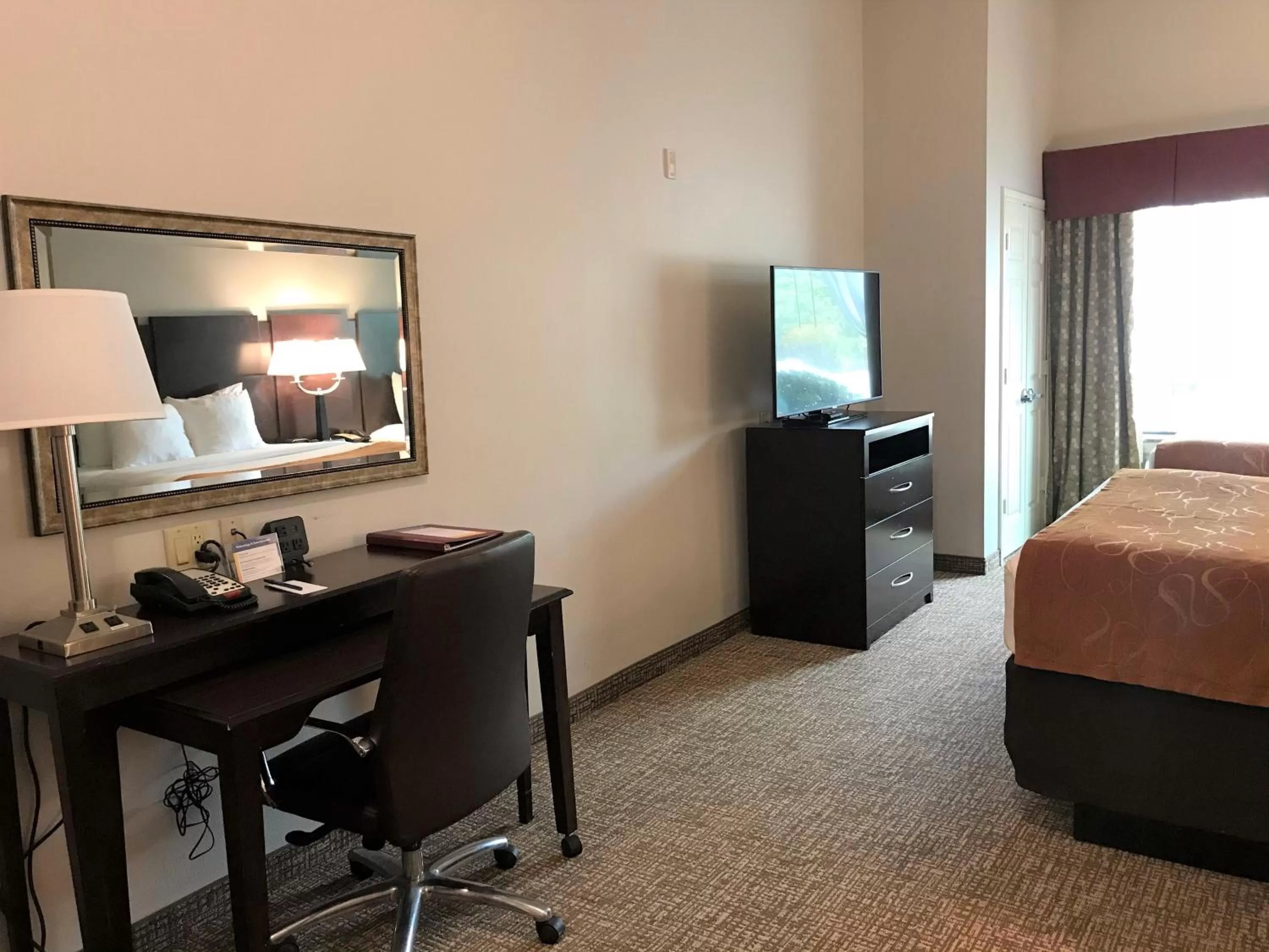 Photo of the whole room, Bed in Comfort Suites