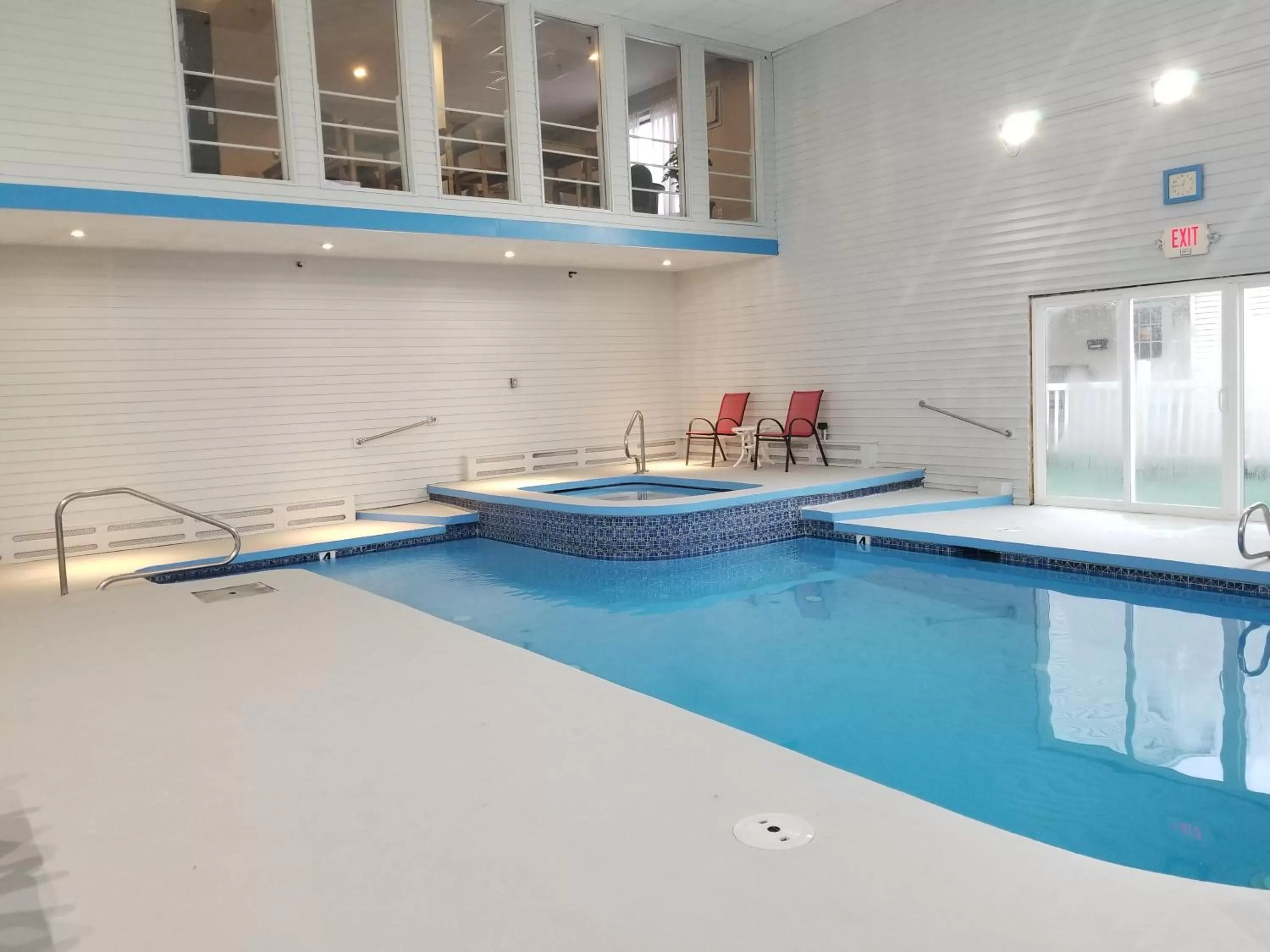 Swimming pool in Hampton Village Inn