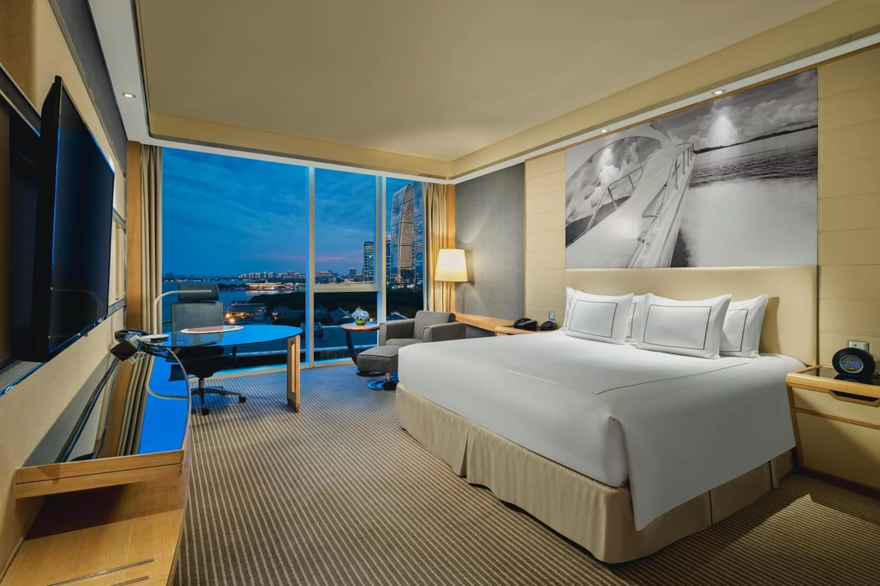 Lake view, Bed in Crowne Plaza Suzhou by IHG