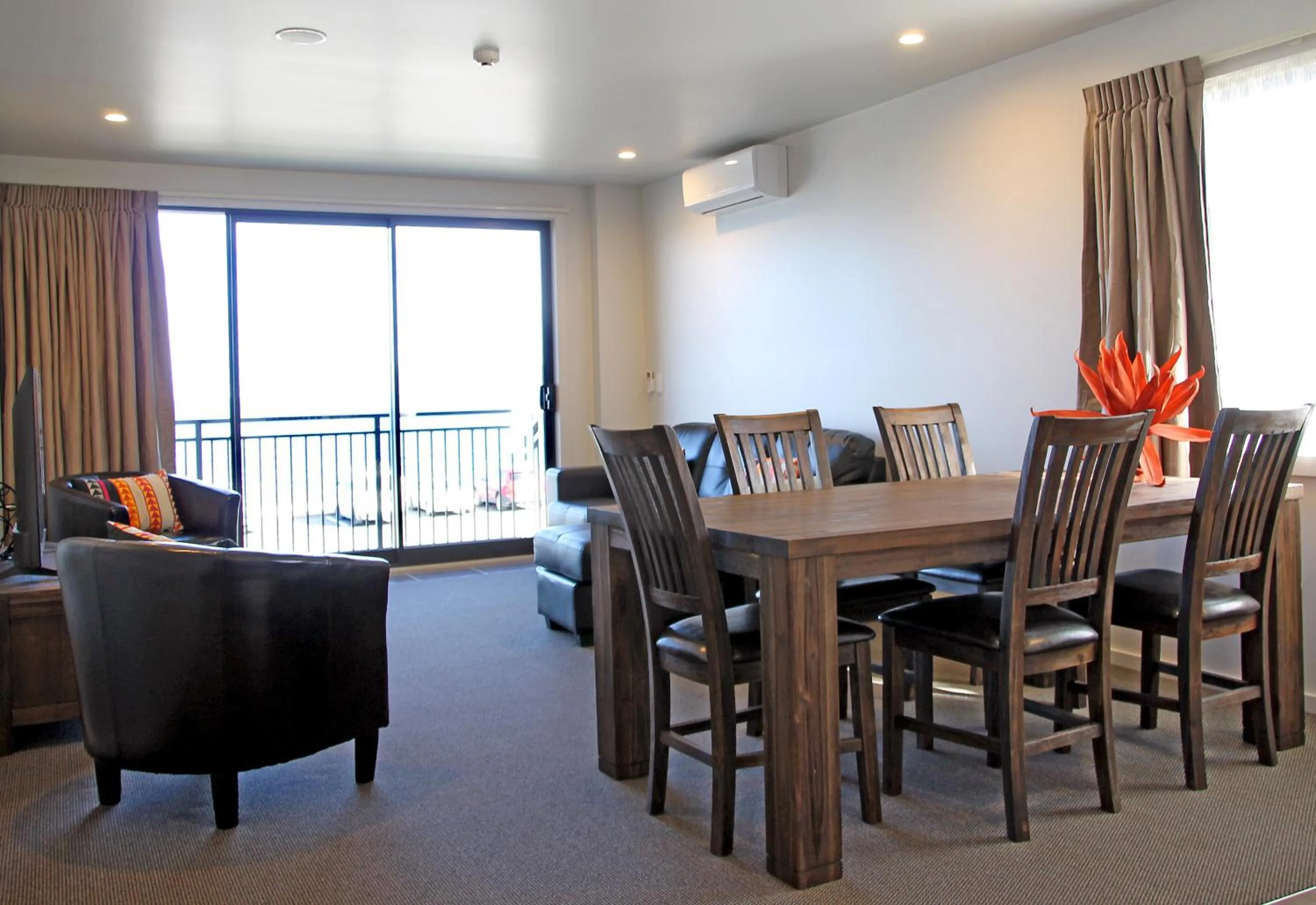 Dining area in Acacia Lake View Motel