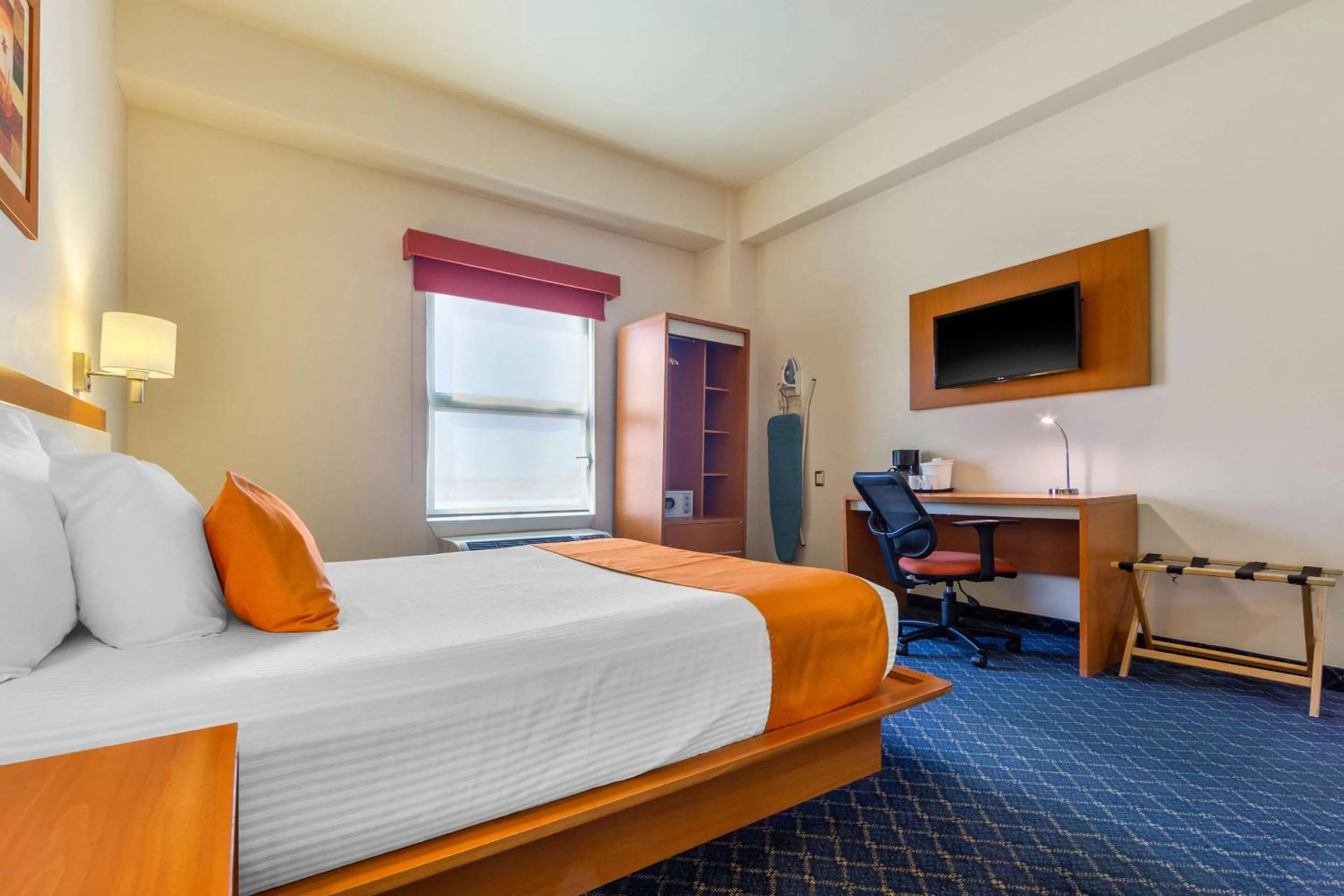 Photo of the whole room, Bed in Greenwood Hotel Torreón