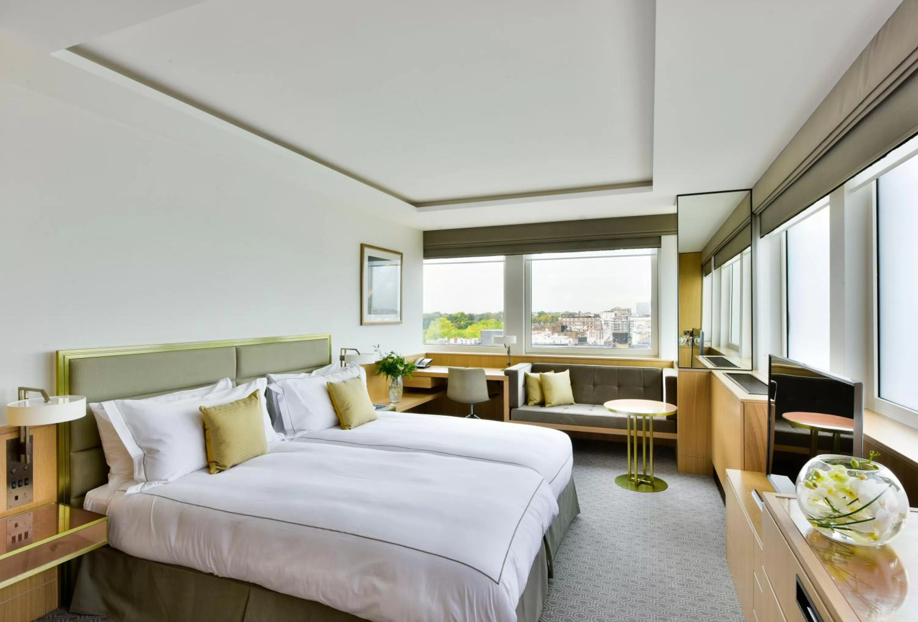 Photo of the whole room, Bed in Royal Lancaster London