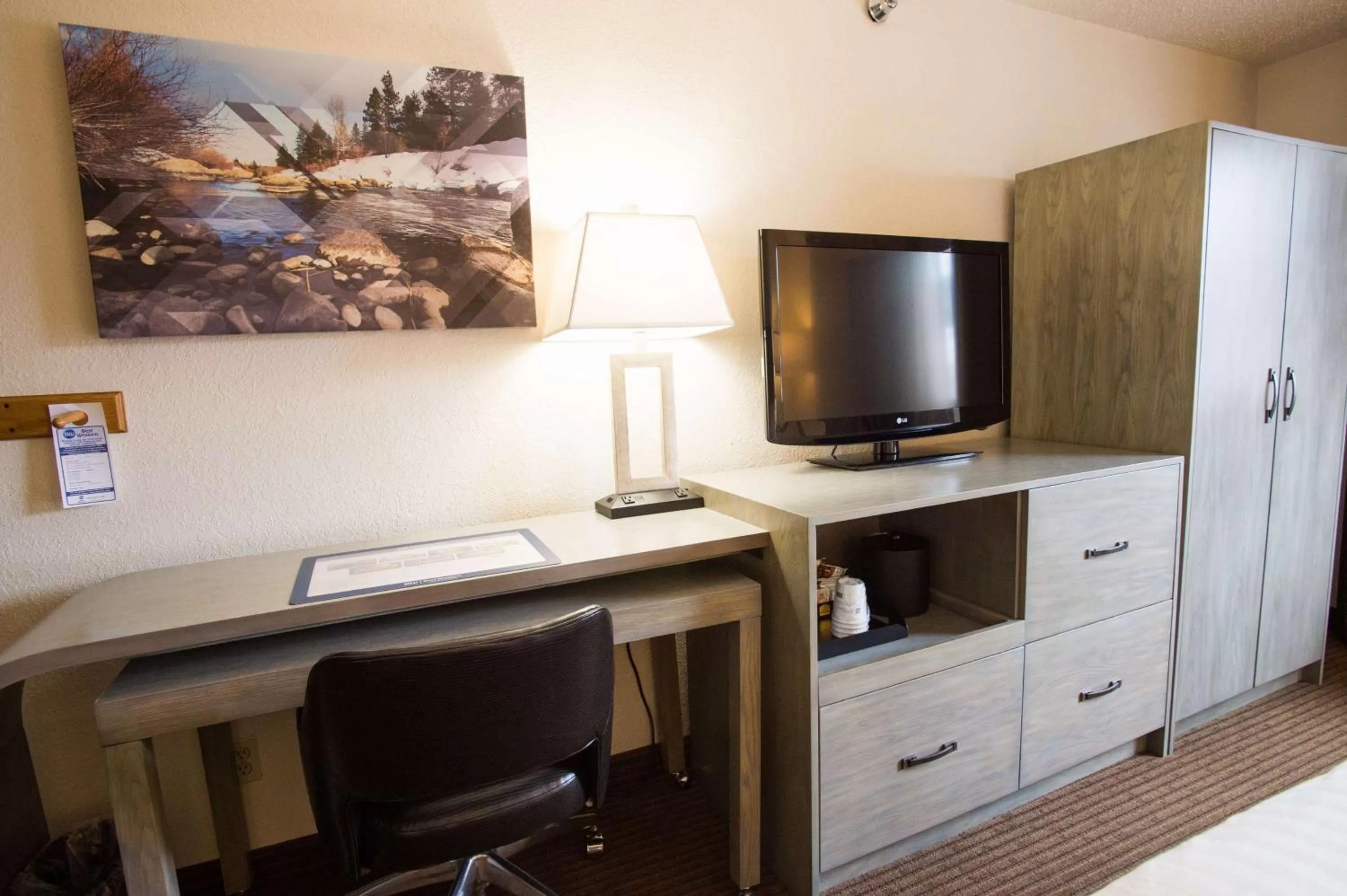 Queen Room with Roll-In Shower - Disability Access in Best Western Alpenglo Lodge