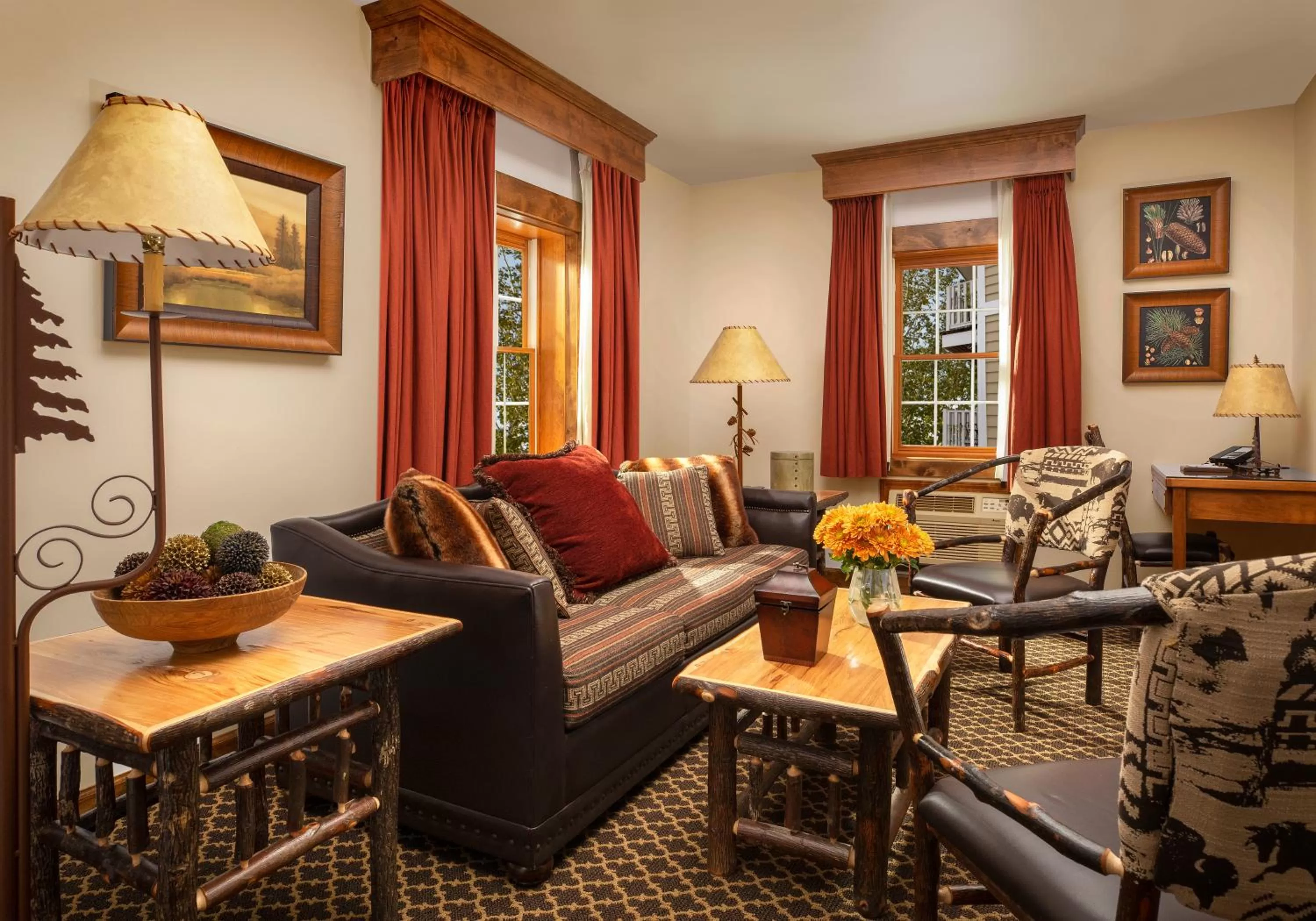 Living room in Parkway Inn of Jackson Hole