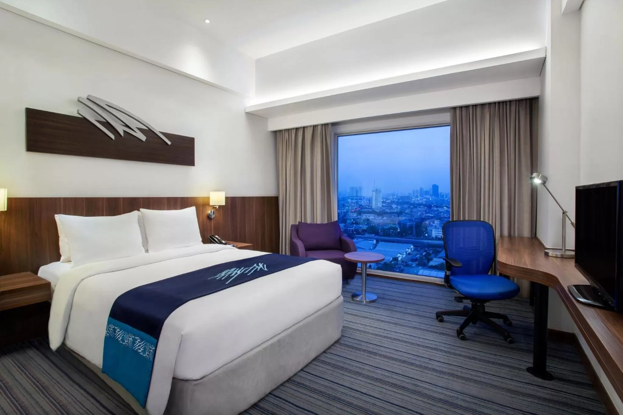 Photo of the whole room, Bed in Holiday Inn Express Jakarta Pluit Citygate by IHG