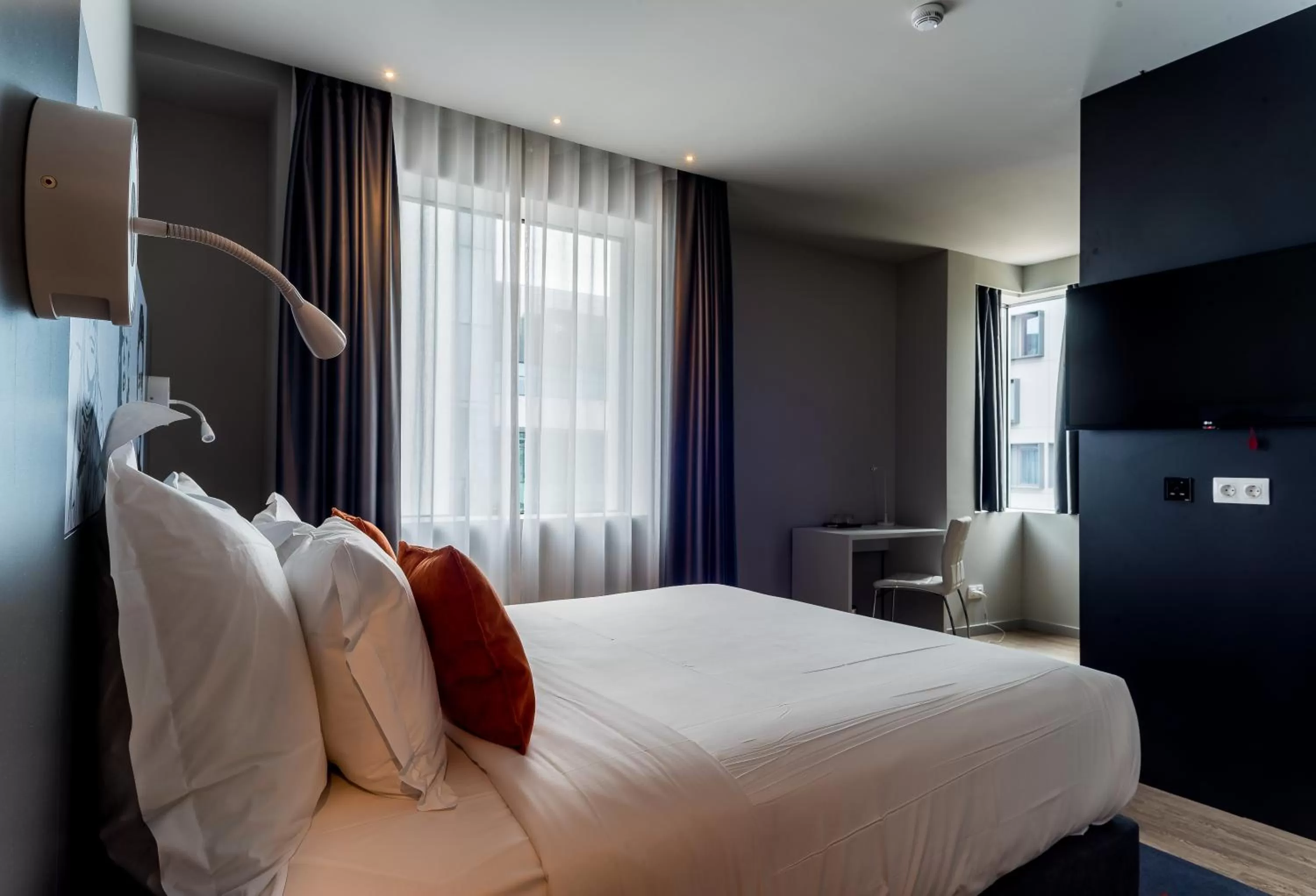 Photo of the whole room, Bed in Star inn Lisbon Airport