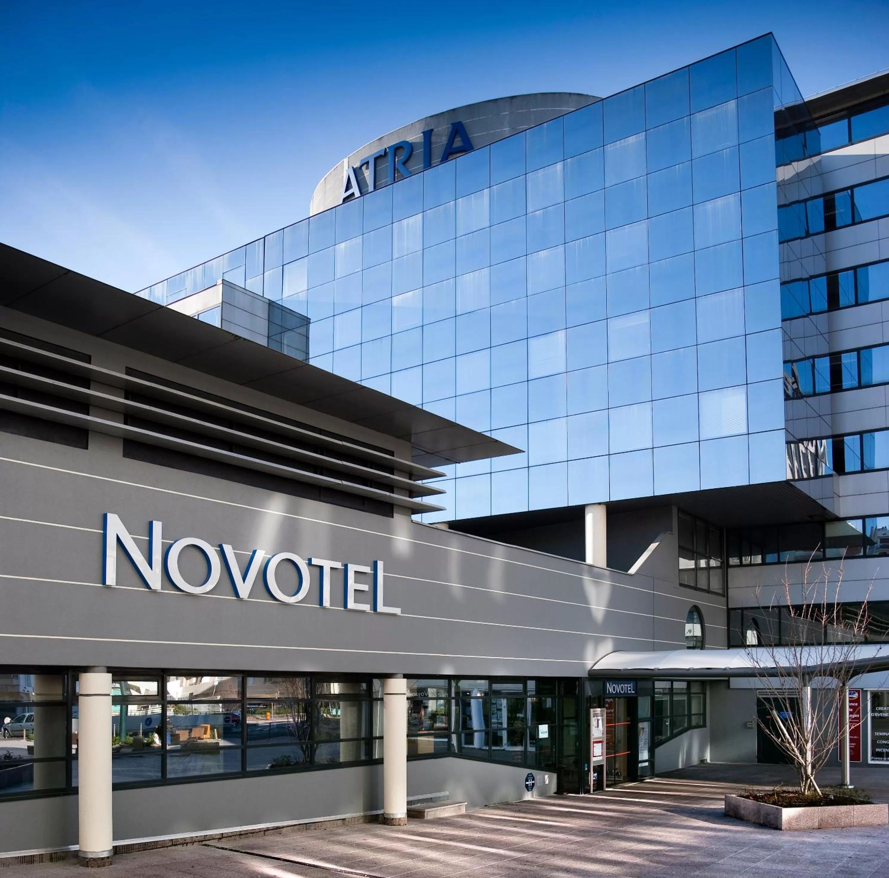 Facade/entrance in Novotel Annecy Centre