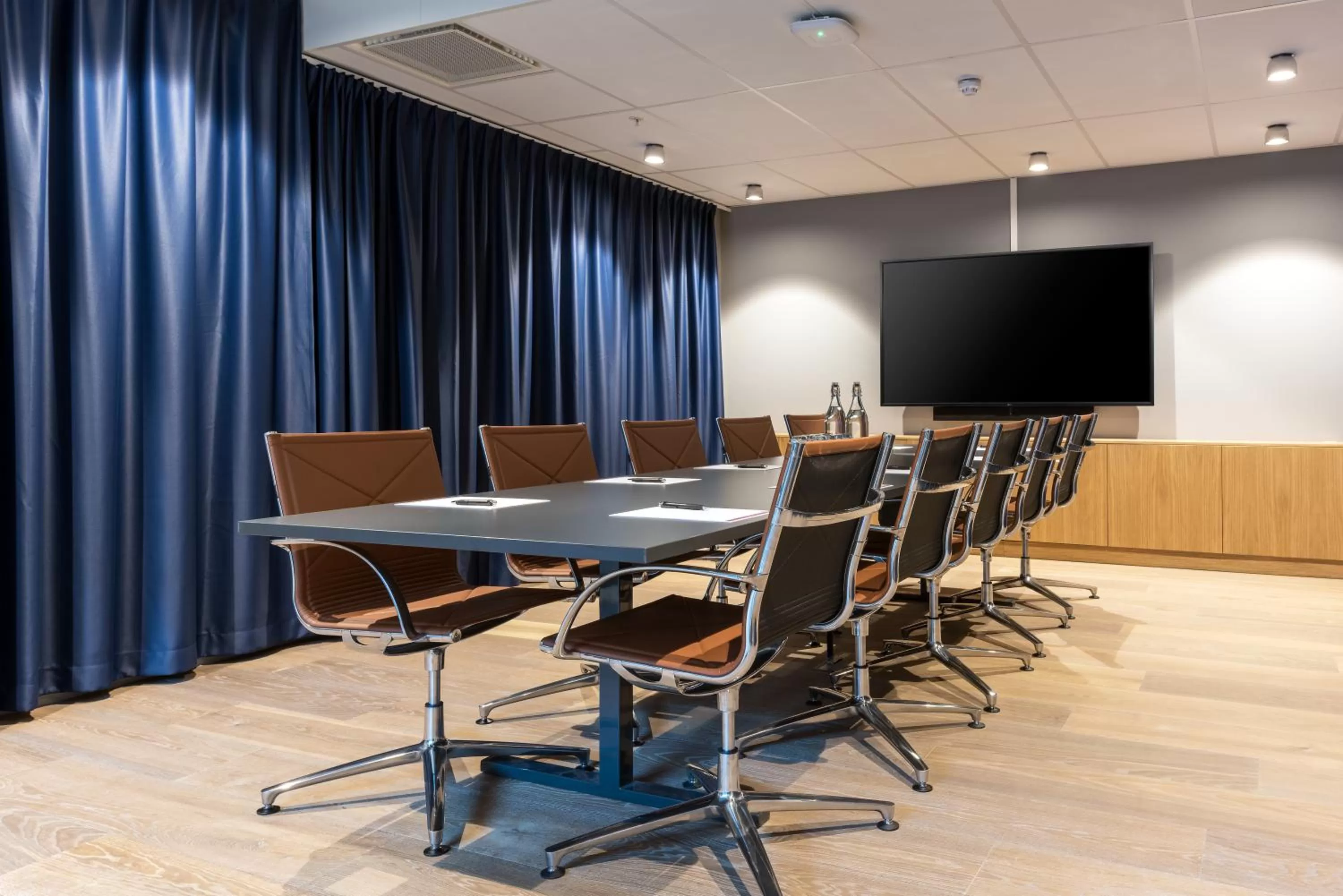 Communal lounge/ TV room in Quality Hotel Pond