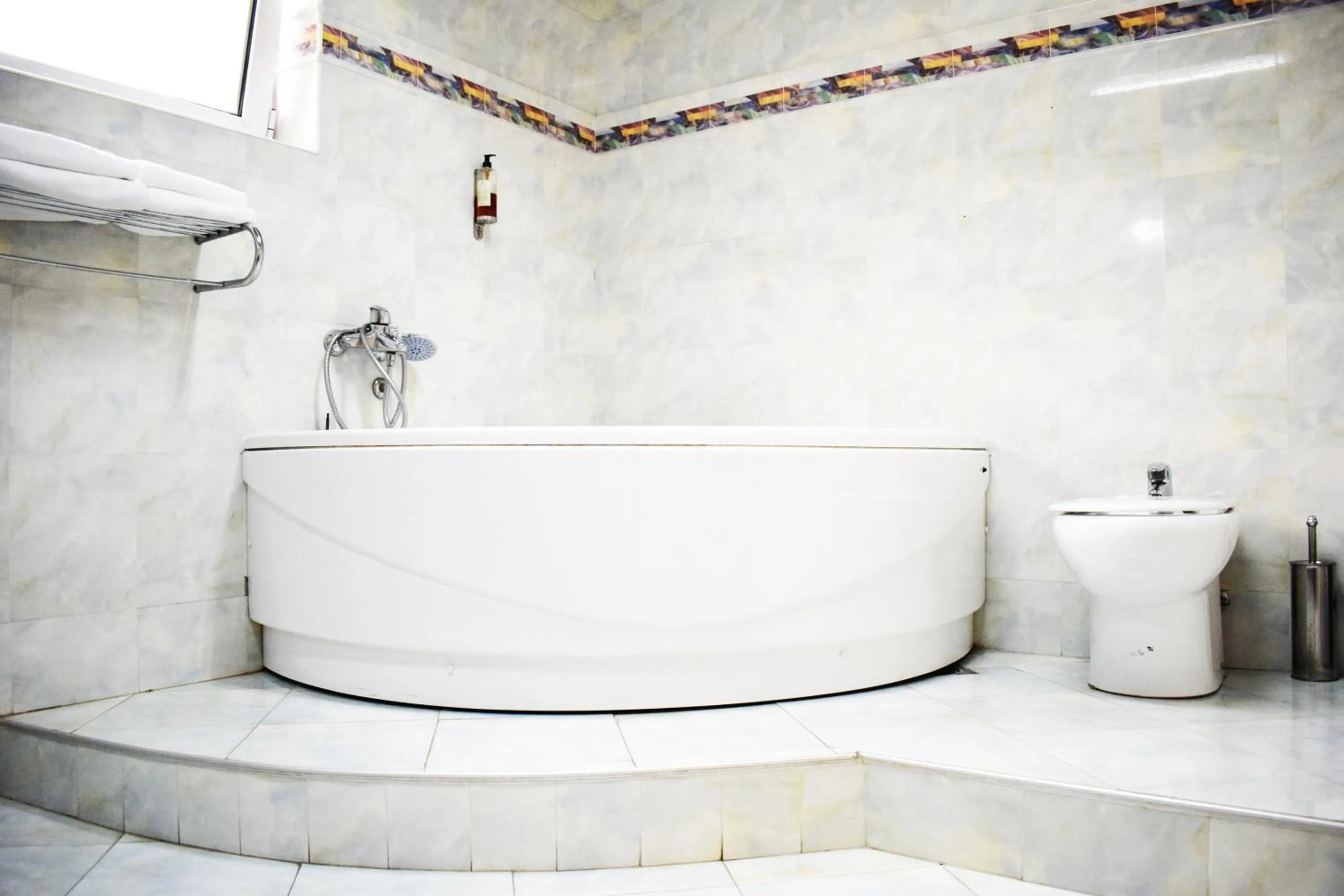 Hotel Aristocrat & Fish Restaurant