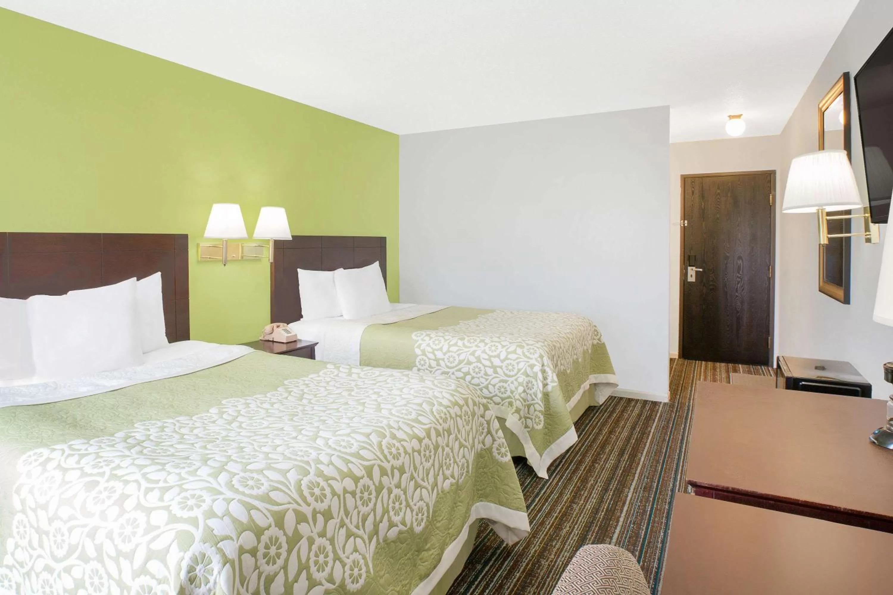 Photo of the whole room, Bed in Days Inn by Wyndham York