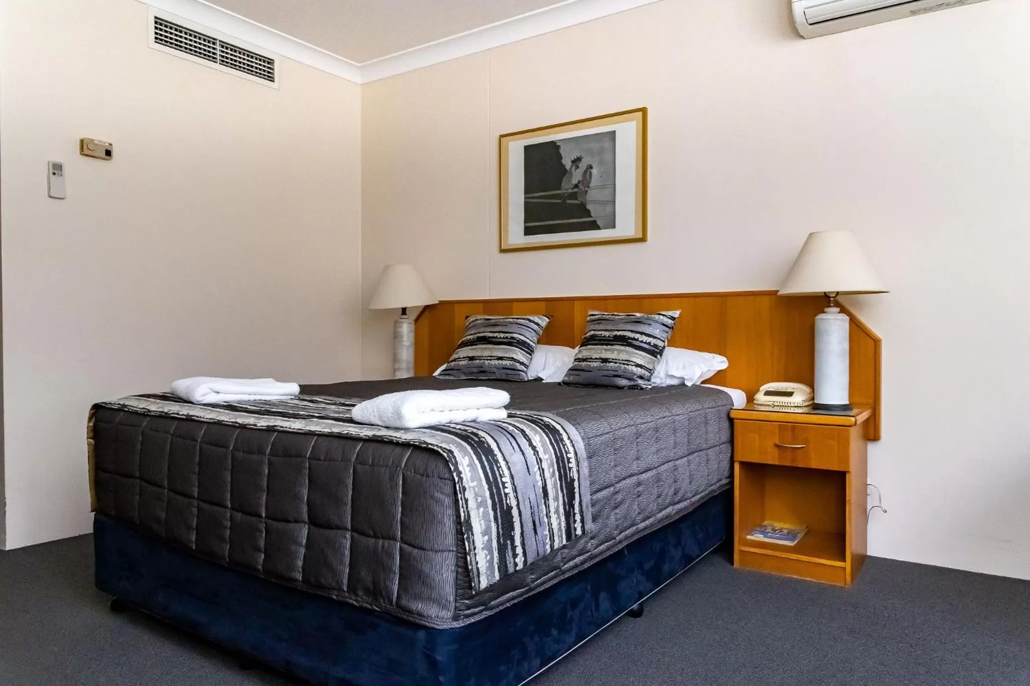 Photo of the whole room, Bed in Charbonnier Motor Inn