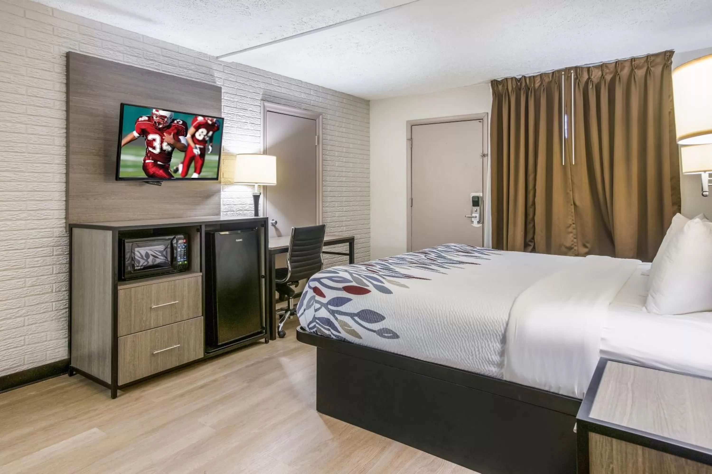 Bedroom, Bed in Red Roof Inn Savannah - Richmond Hill I-95