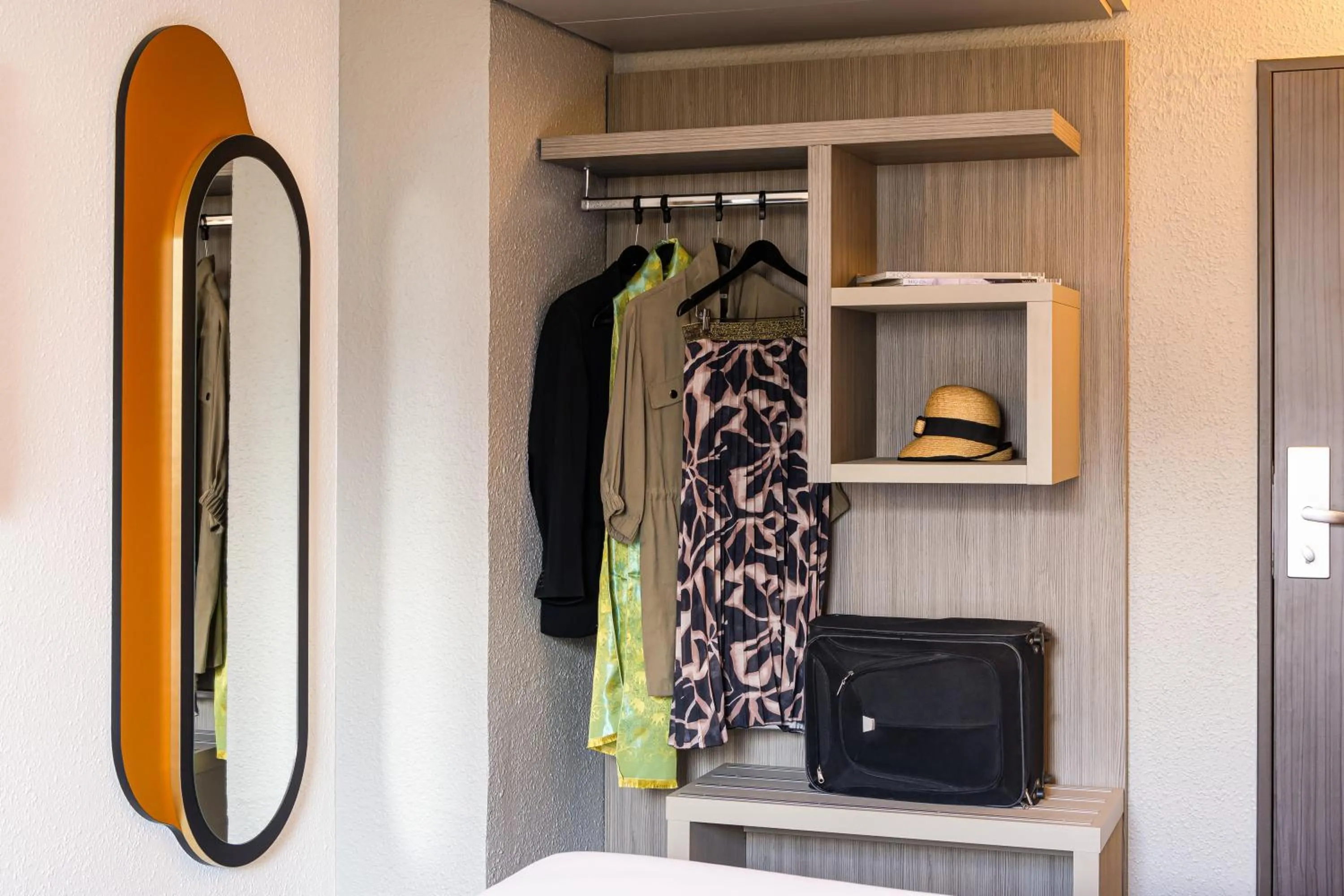 wardrobe in ibis Styles Saint-Quentin
