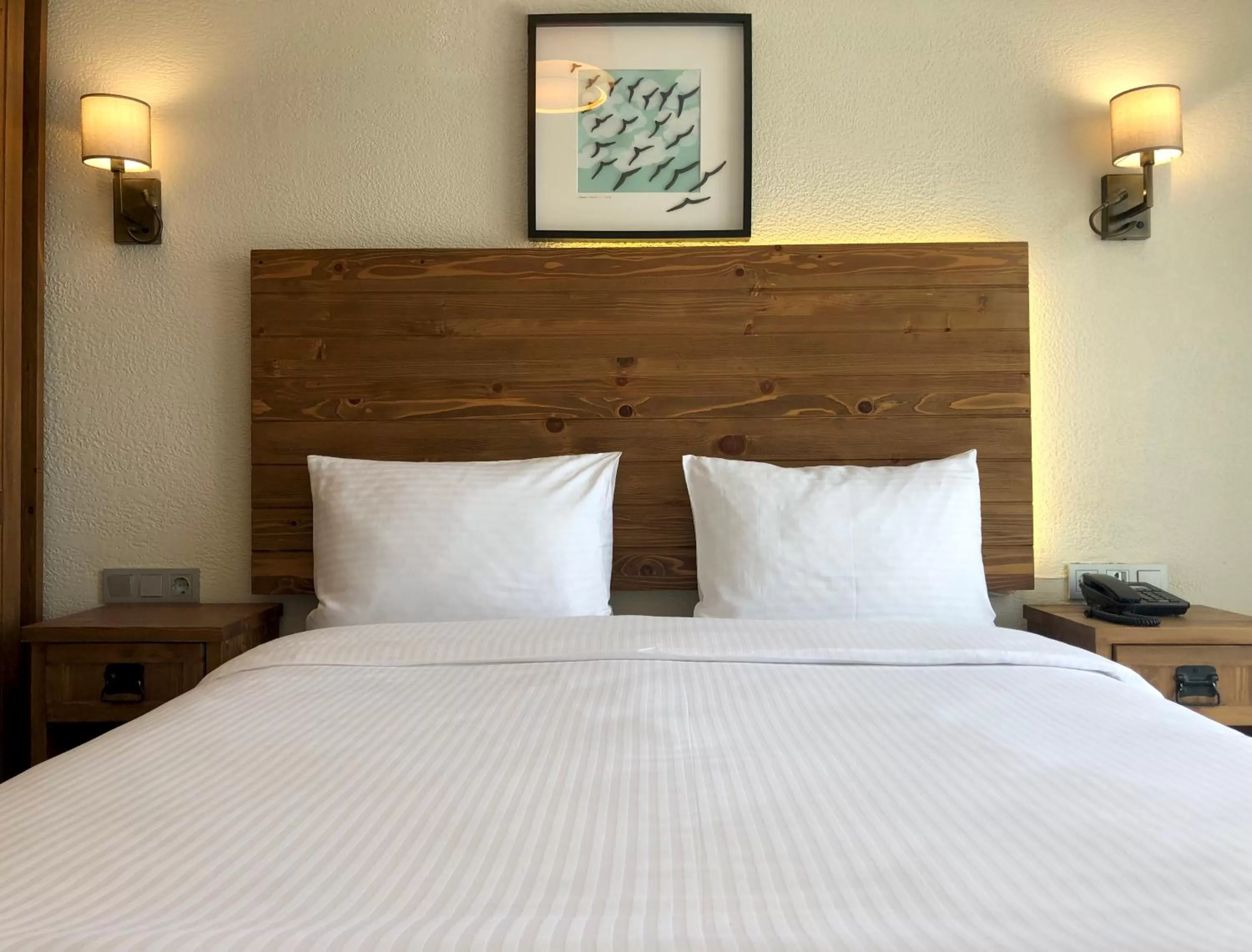 Bed in 8 Rooms Hotel