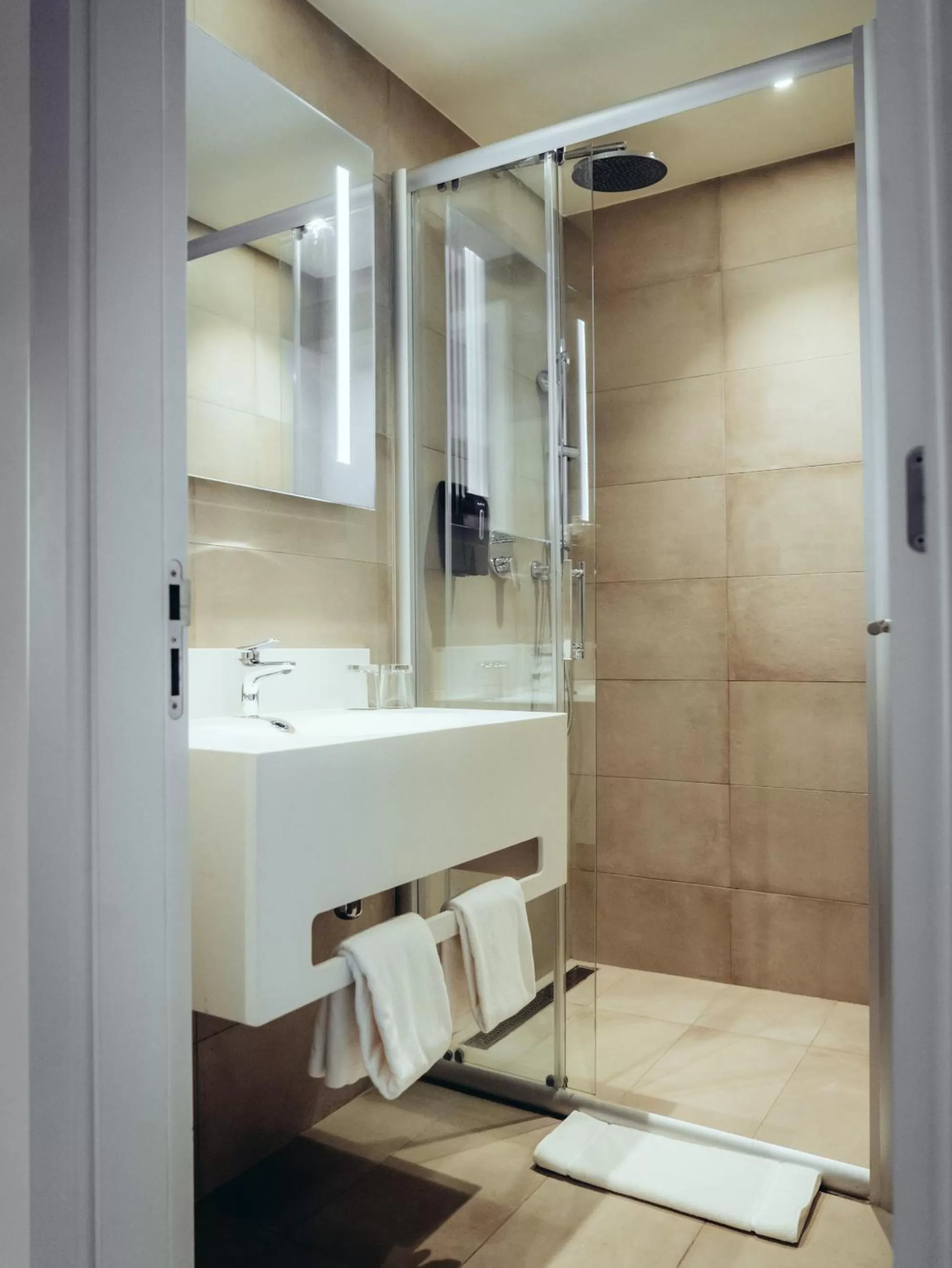 Shower in ONOMO Hotel Casablanca Sidi Maarouf