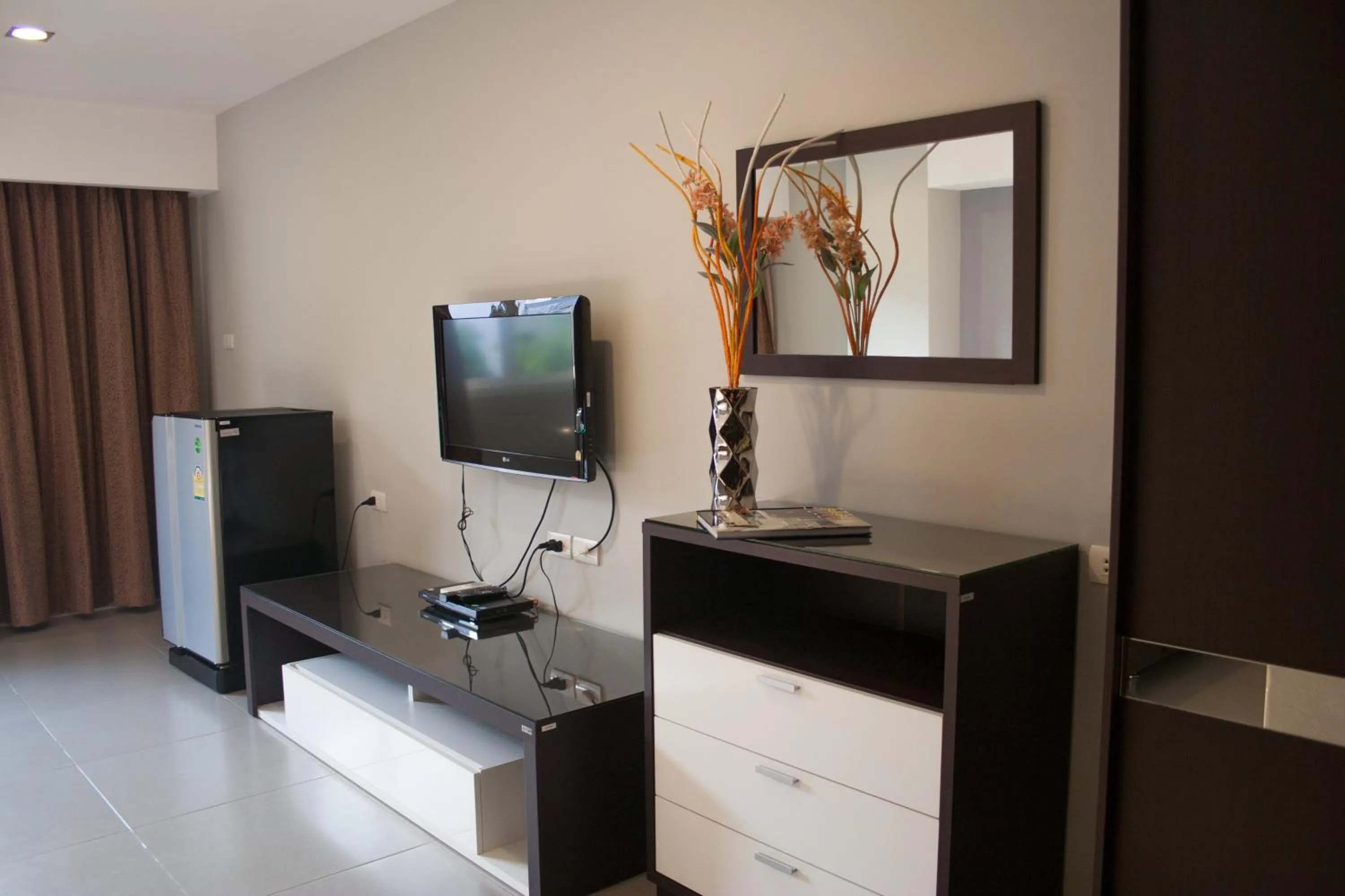 Photo of the whole room, TV/Entertainment Center in 14 Living