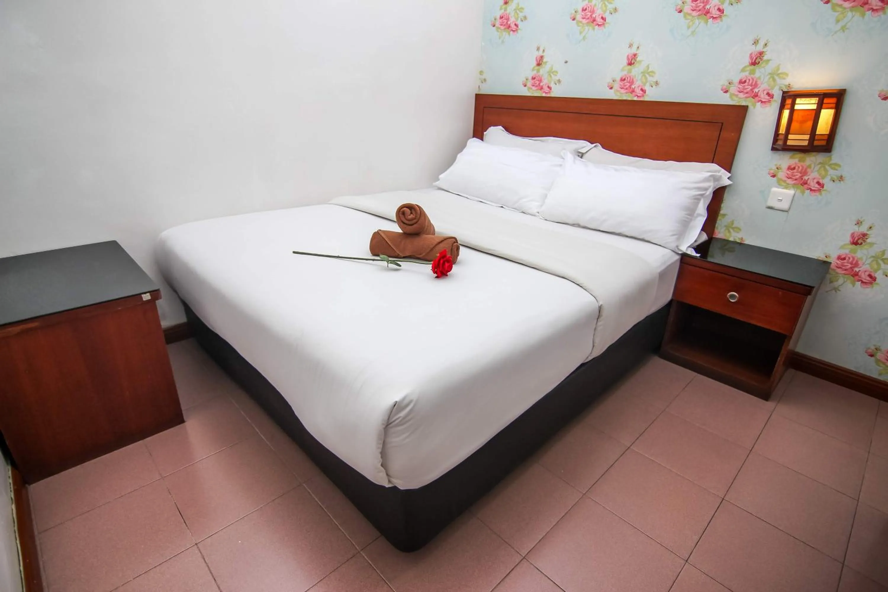 Bed in Rose Cottage Hotel Taman Daya