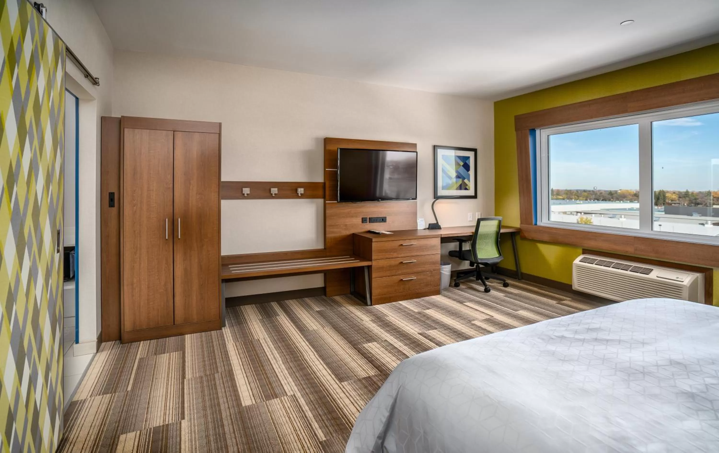 Photo of the whole room, Bed in Holiday Inn Express & Suites - Brandon by IHG