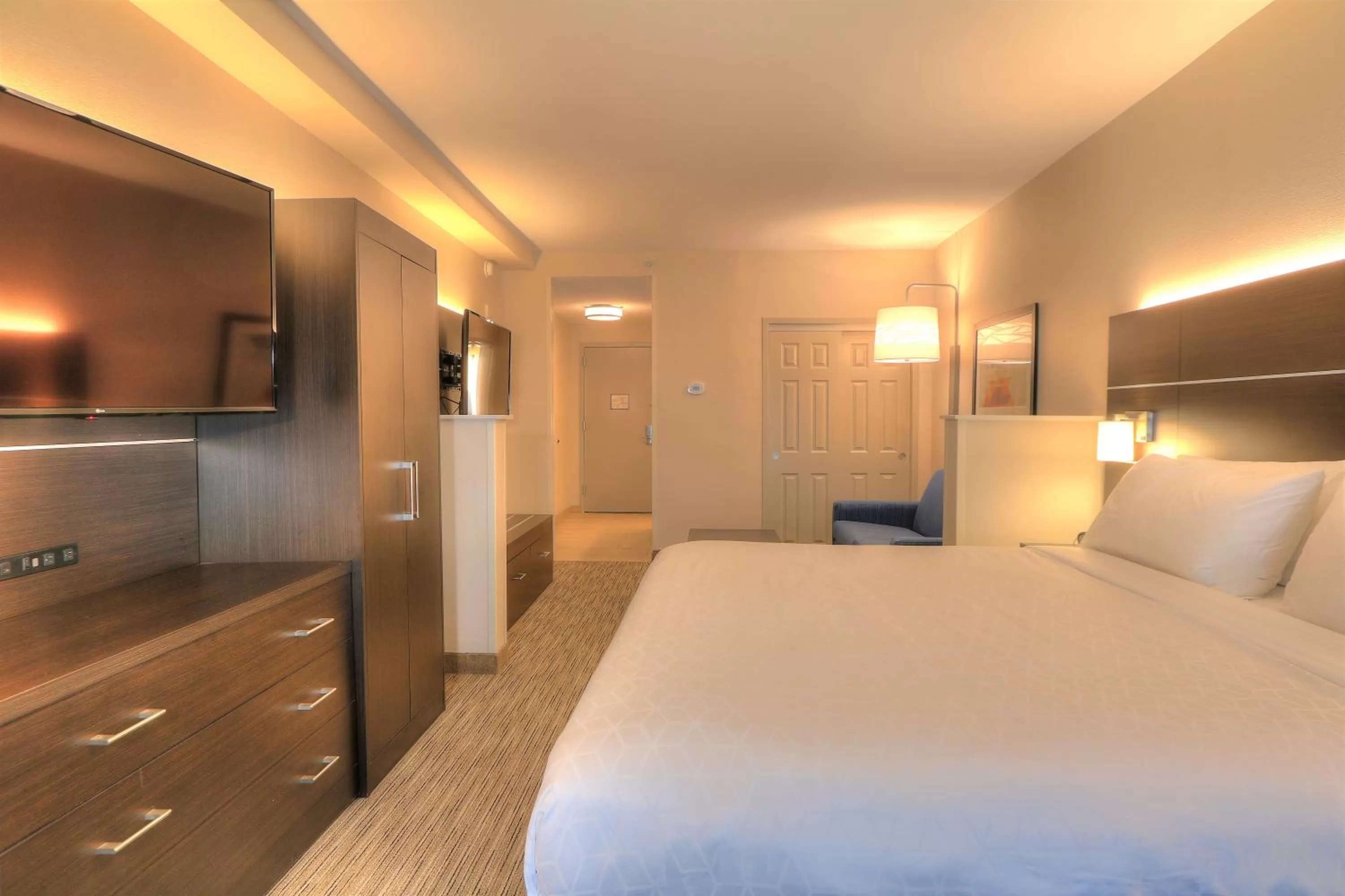 Photo of the whole room, Bed in Holiday Inn Express Hotel & Suites Mobile Saraland by IHG