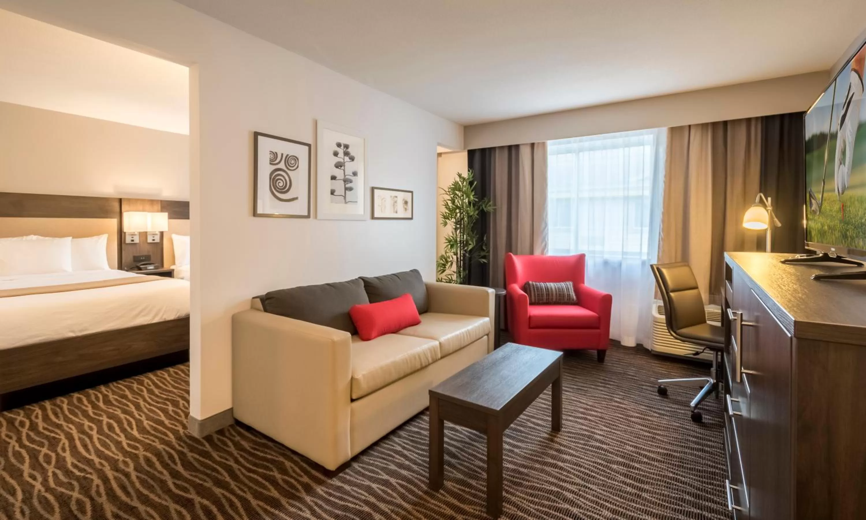 Seating area, Bed in Country Inn & Suites by Radisson, Rochester-Pittsford-Brighton, NY