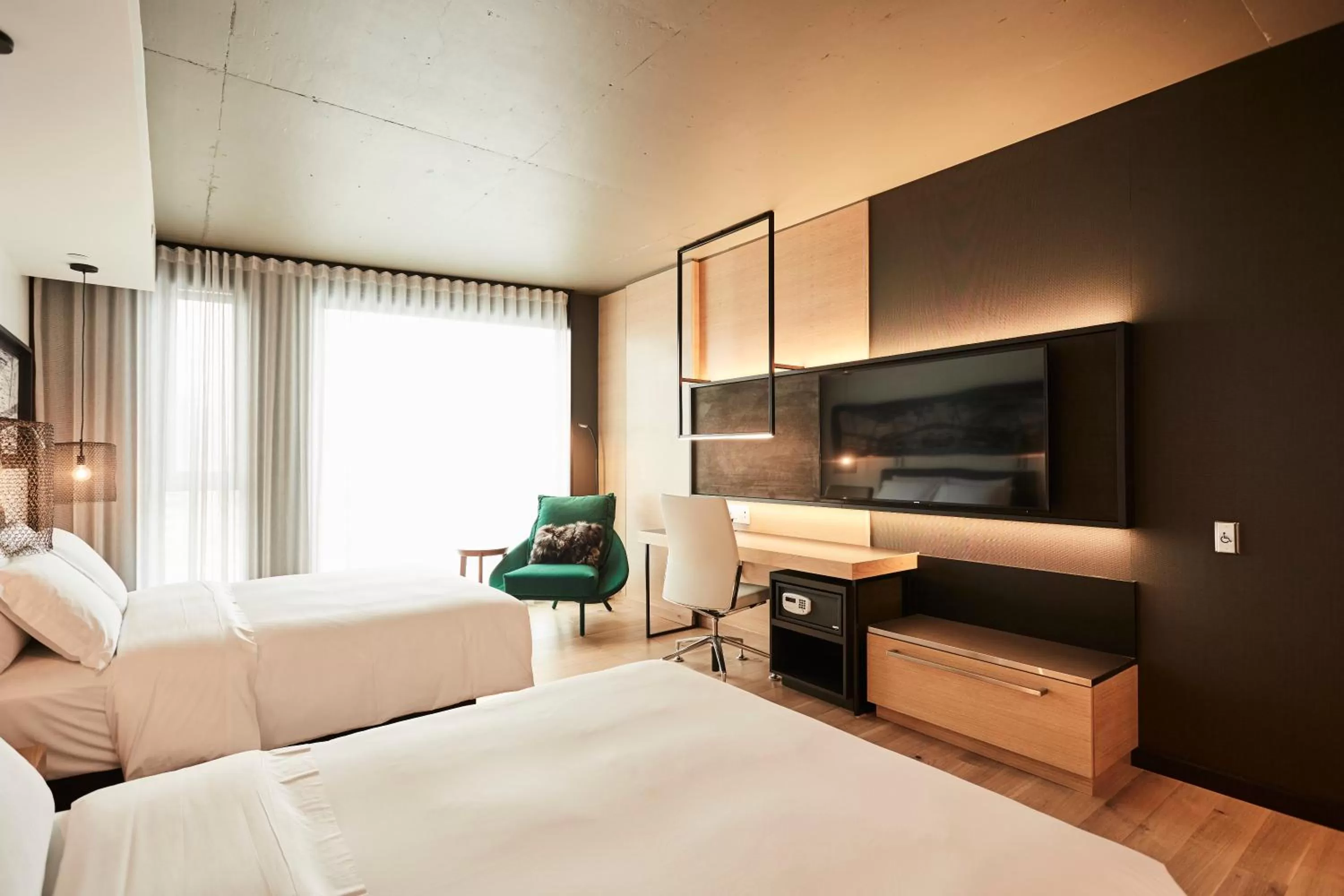 TV and multimedia, Bed in Le Germain Hotel Ottawa