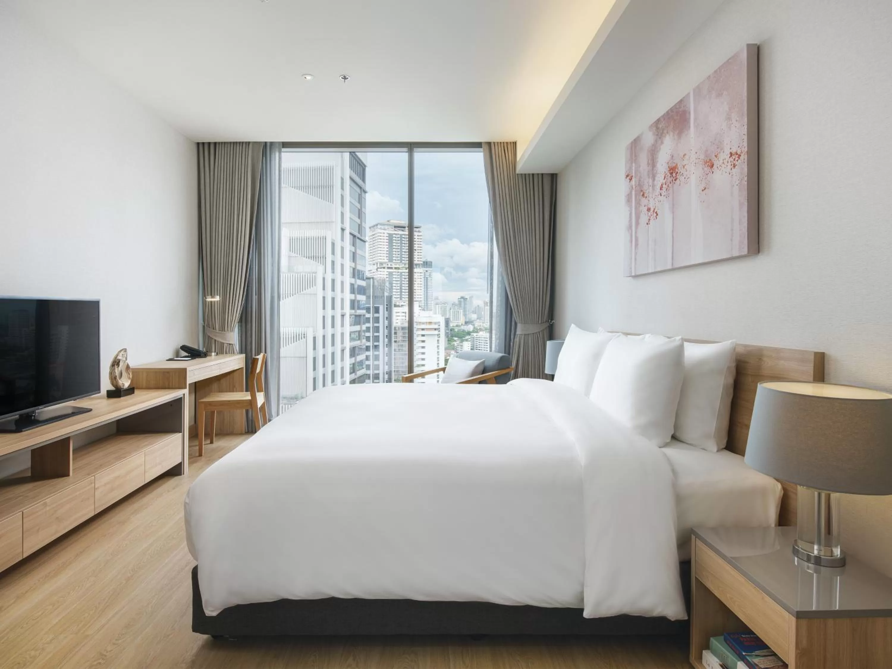 TV and multimedia, Bed in Oakwood Suites Bangkok