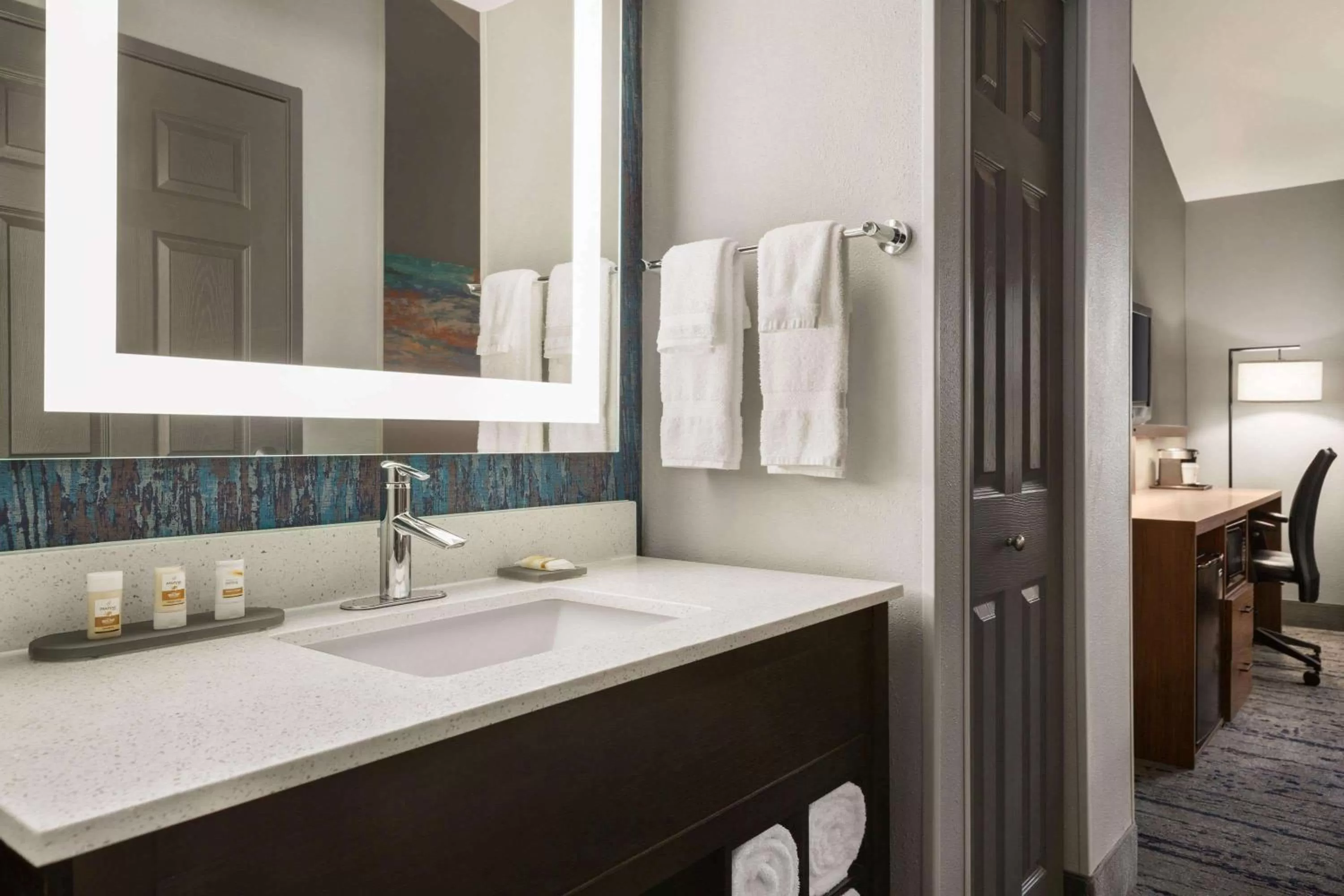 Bathroom, Bed in La Quinta by Wyndham Salem OR
