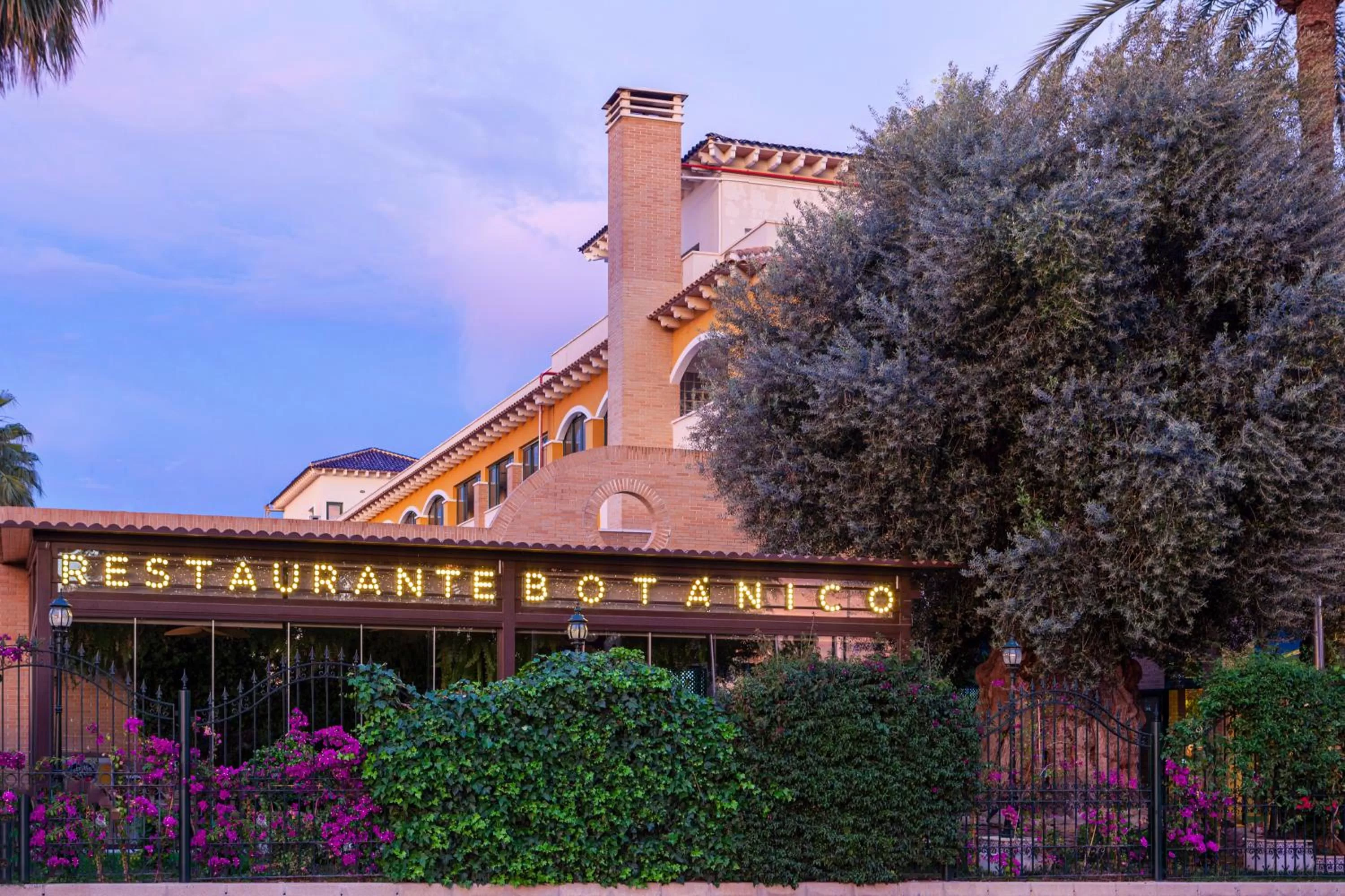 Restaurant/places to eat in Hotel La Laguna Spa & Golf