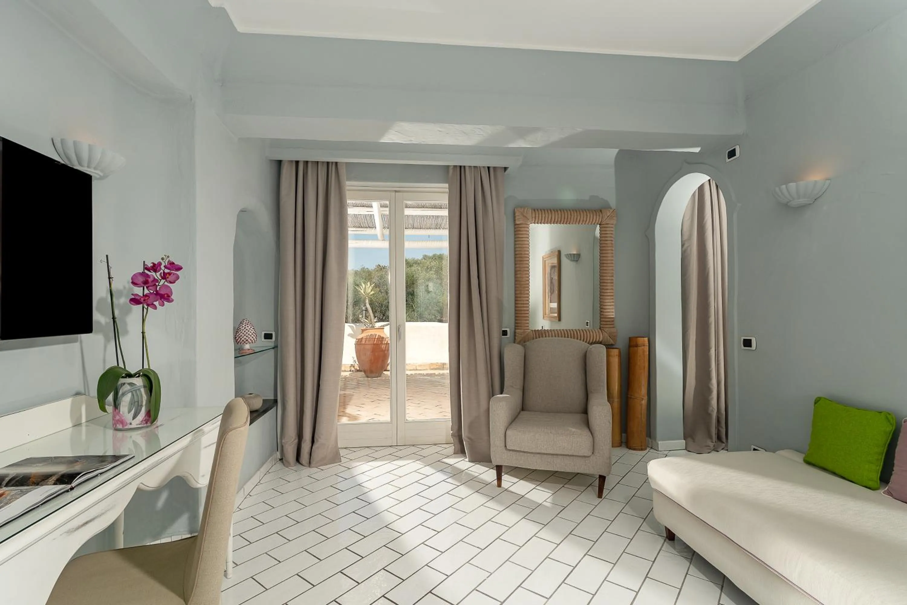 Living room, Bed in Therasia Resort Sea and SPA - The Leading Hotels of the World