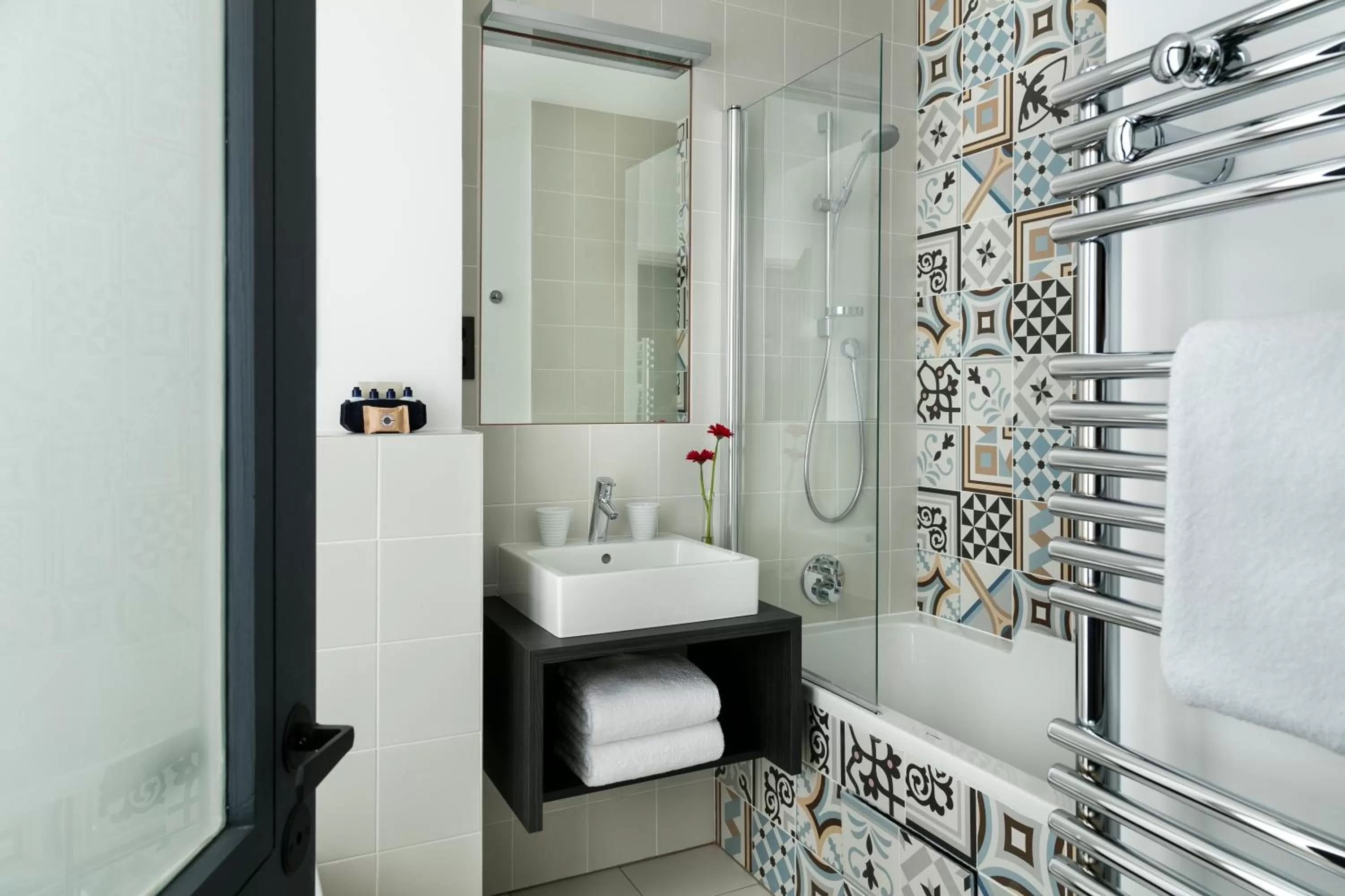 Bathroom in Hôtel Square Louvois